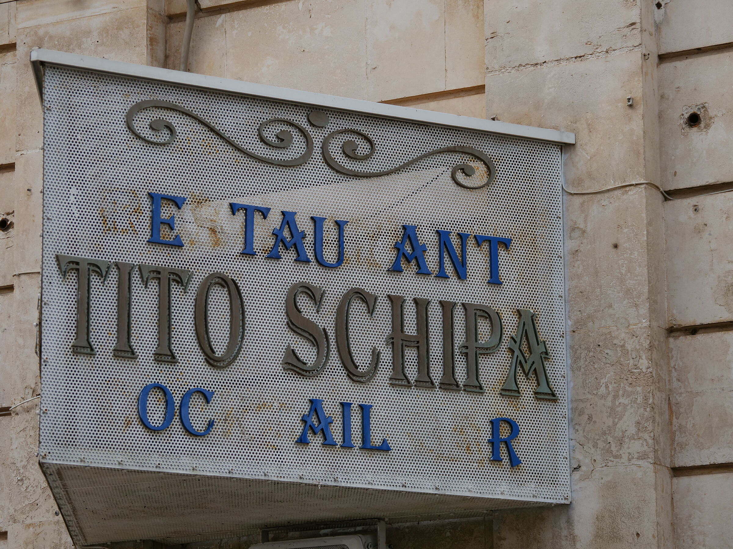 e-tau-ant