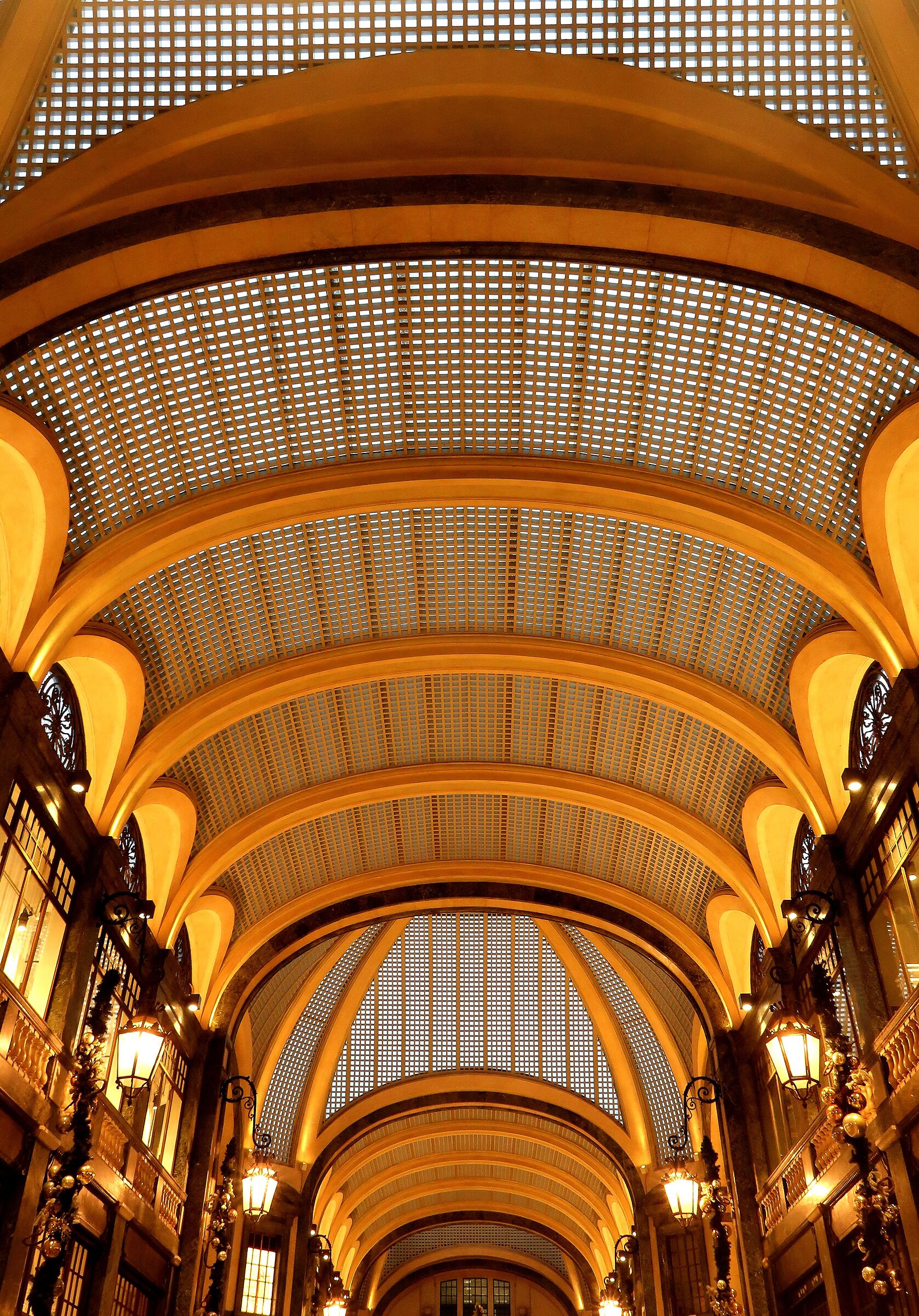 Torino: Galleria S. Federico illuminata a Natale