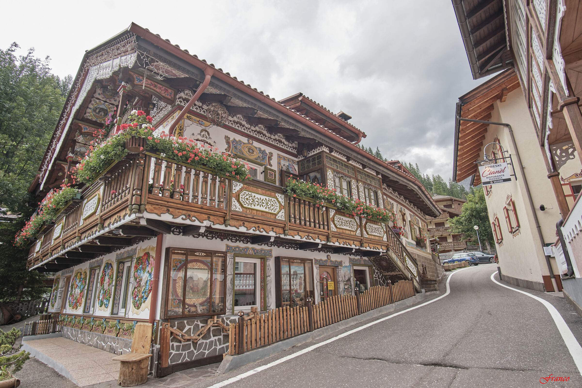 Canazei, the house of a thousand colors