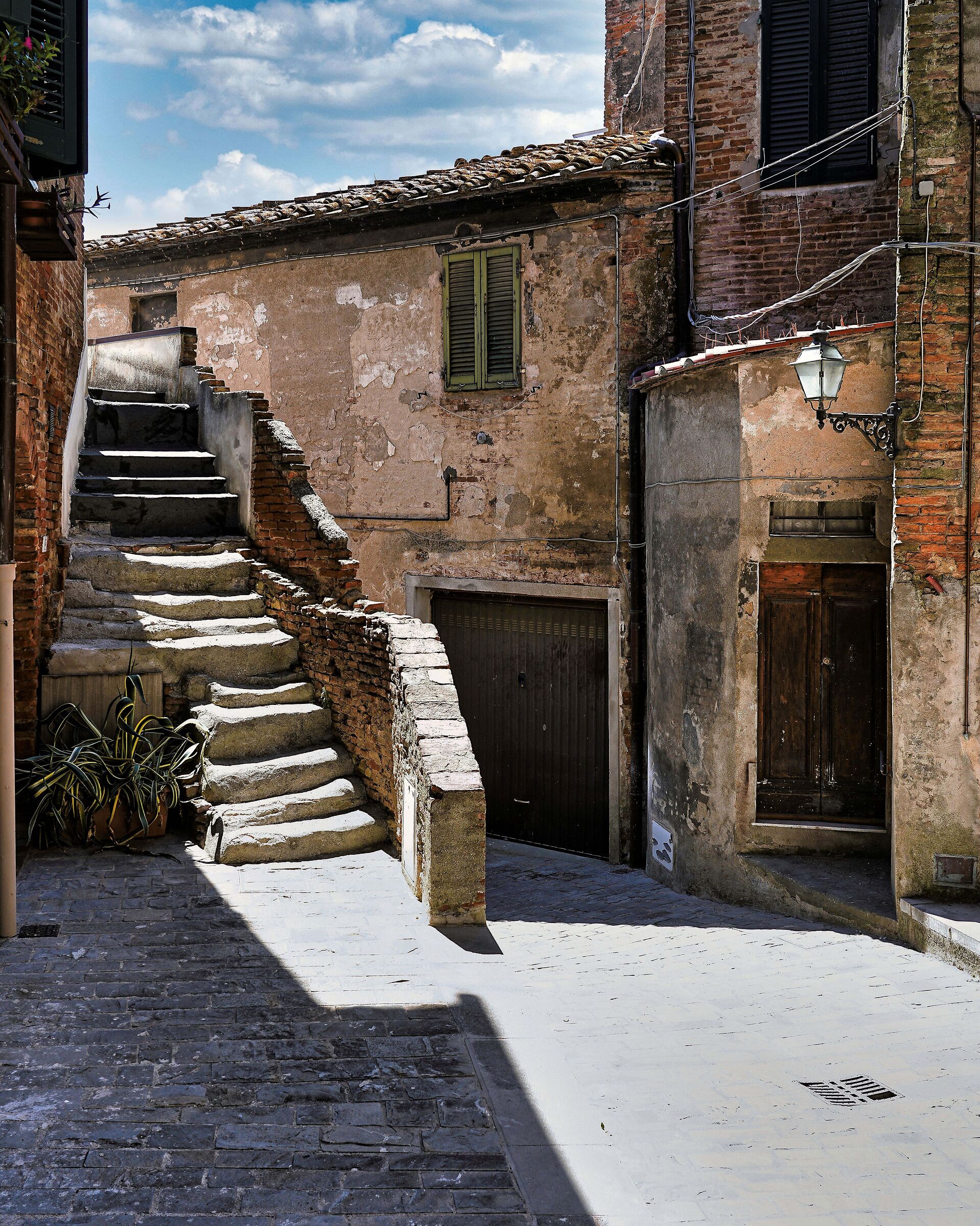 an alley in Peccioli (PI)