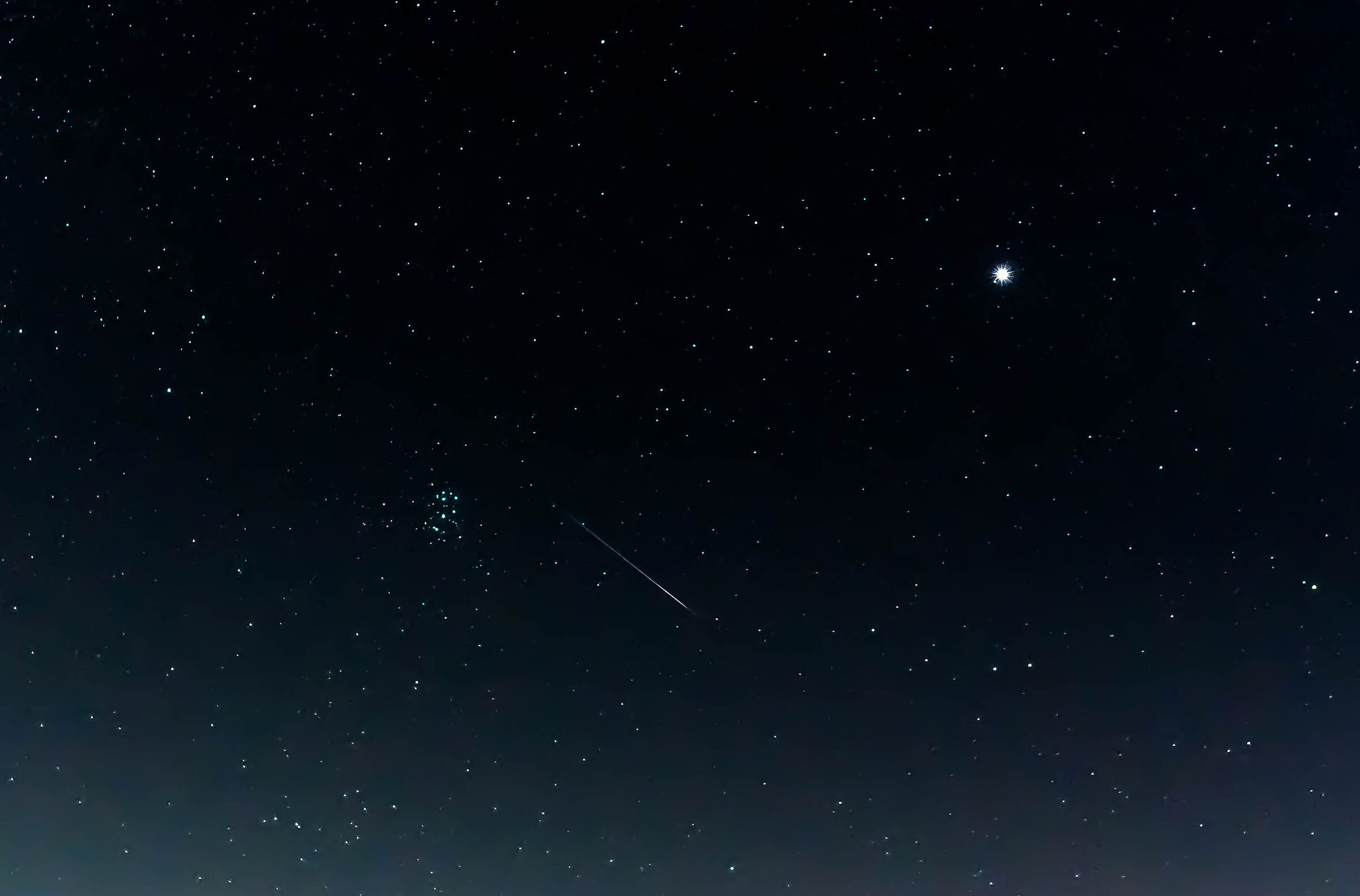 Stella cadente tra Pleiadi e Giove