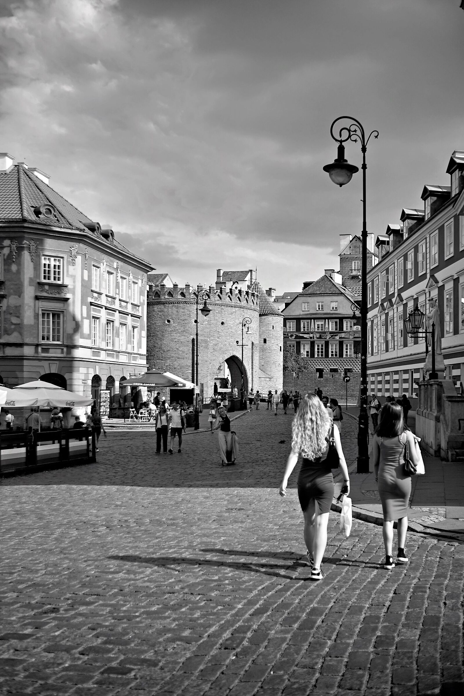 Giovani ragazze nella città vecchia