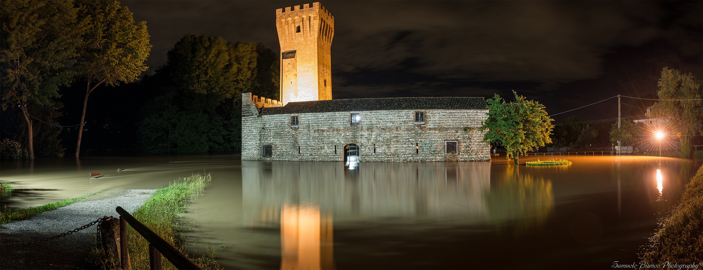 Il Castello Di San Martino wrapped by water