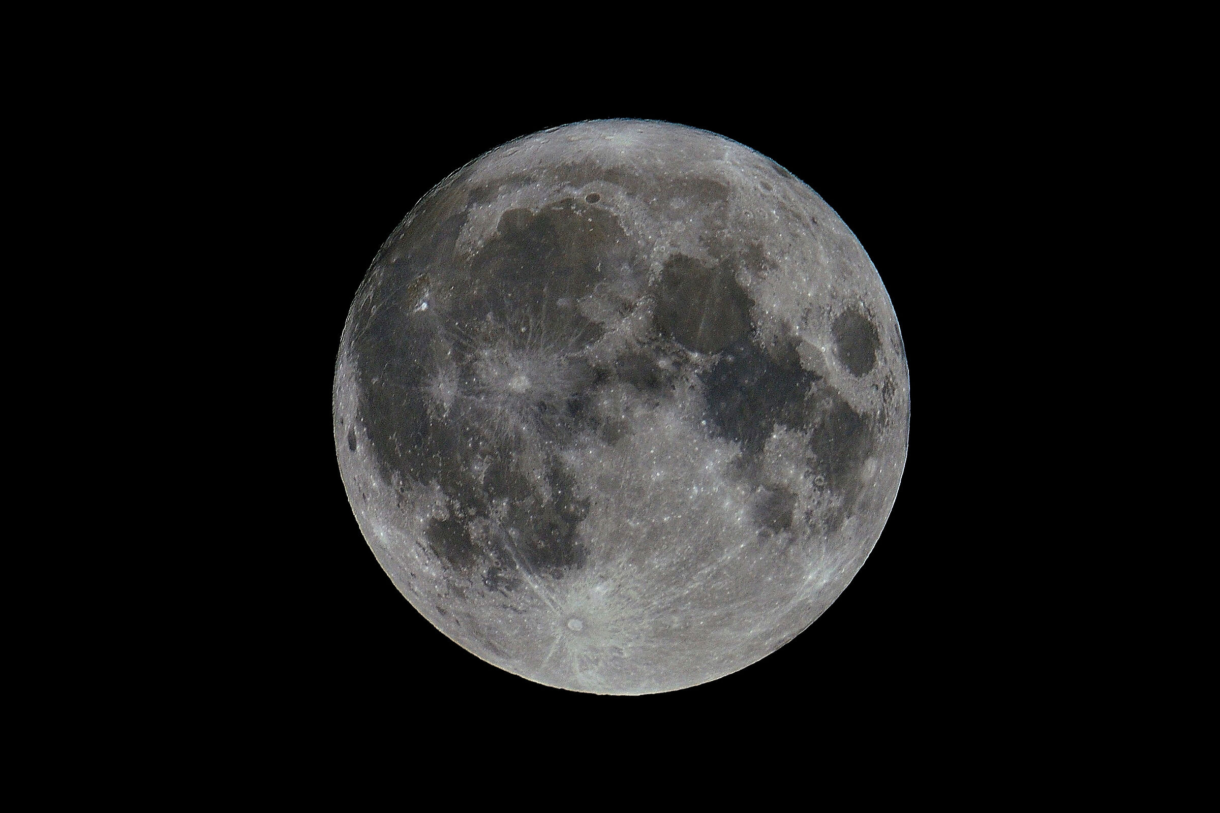 moon.. closer and closer... second full moon of the month,