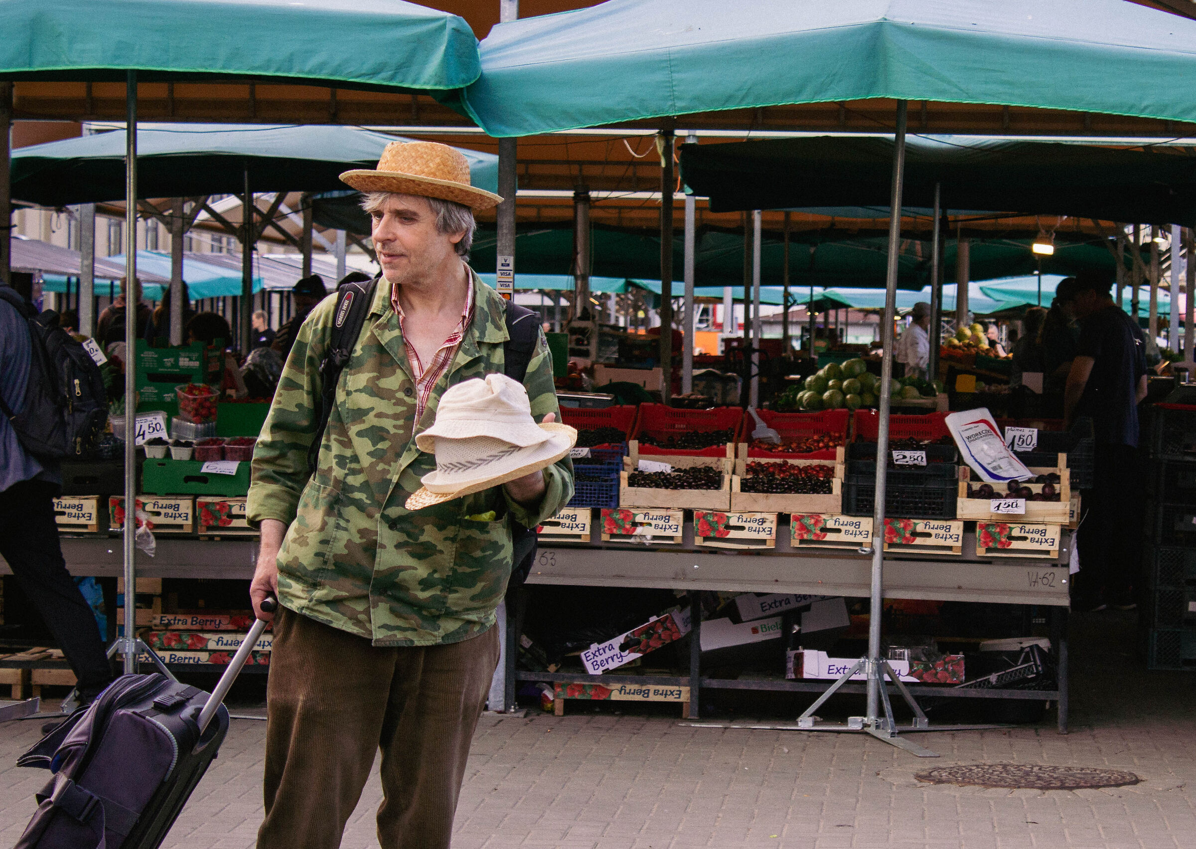 Venditore di cappelli, Riga, Lettonia, 2023