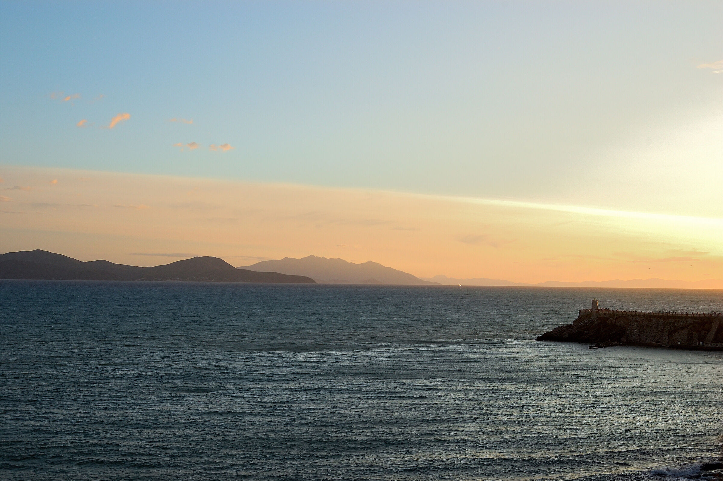 Piazza Bovio che punta l'Isola d'Elba, Piombino
