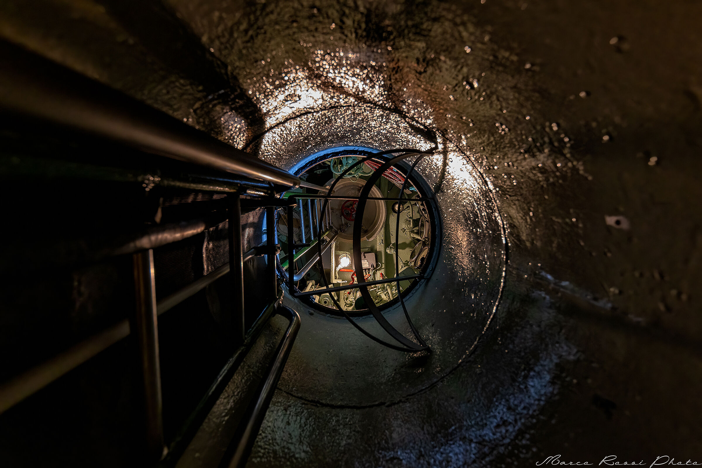 U-Boat 2450 Discesa dalla torretta.