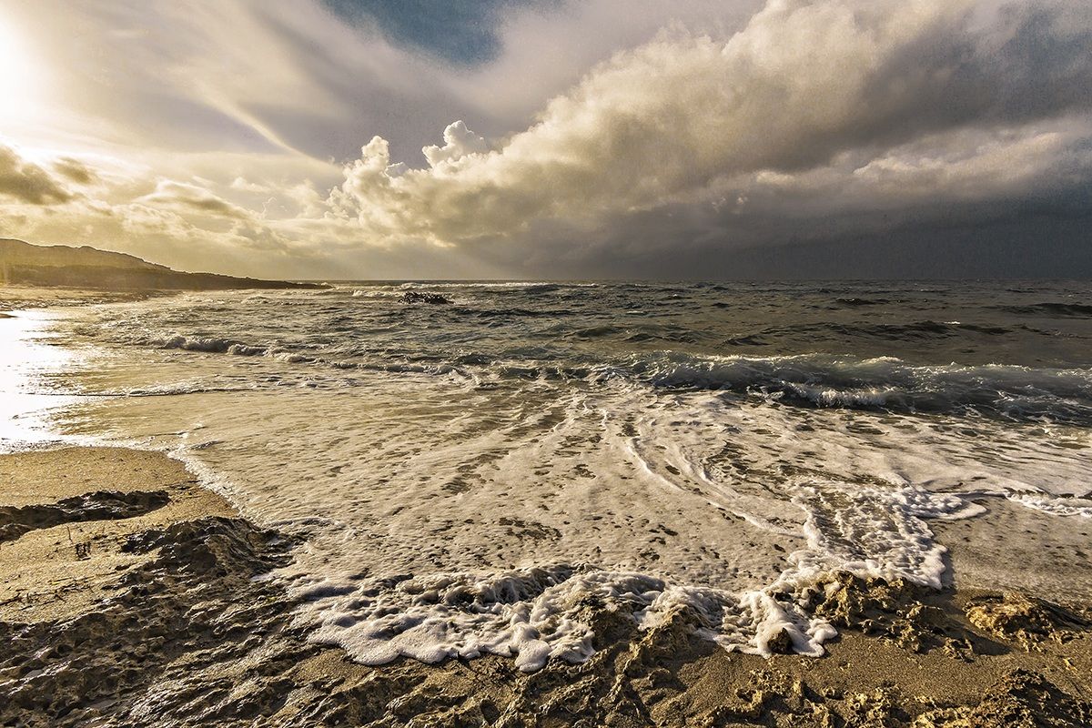 Il mare impetuoso al tramonto