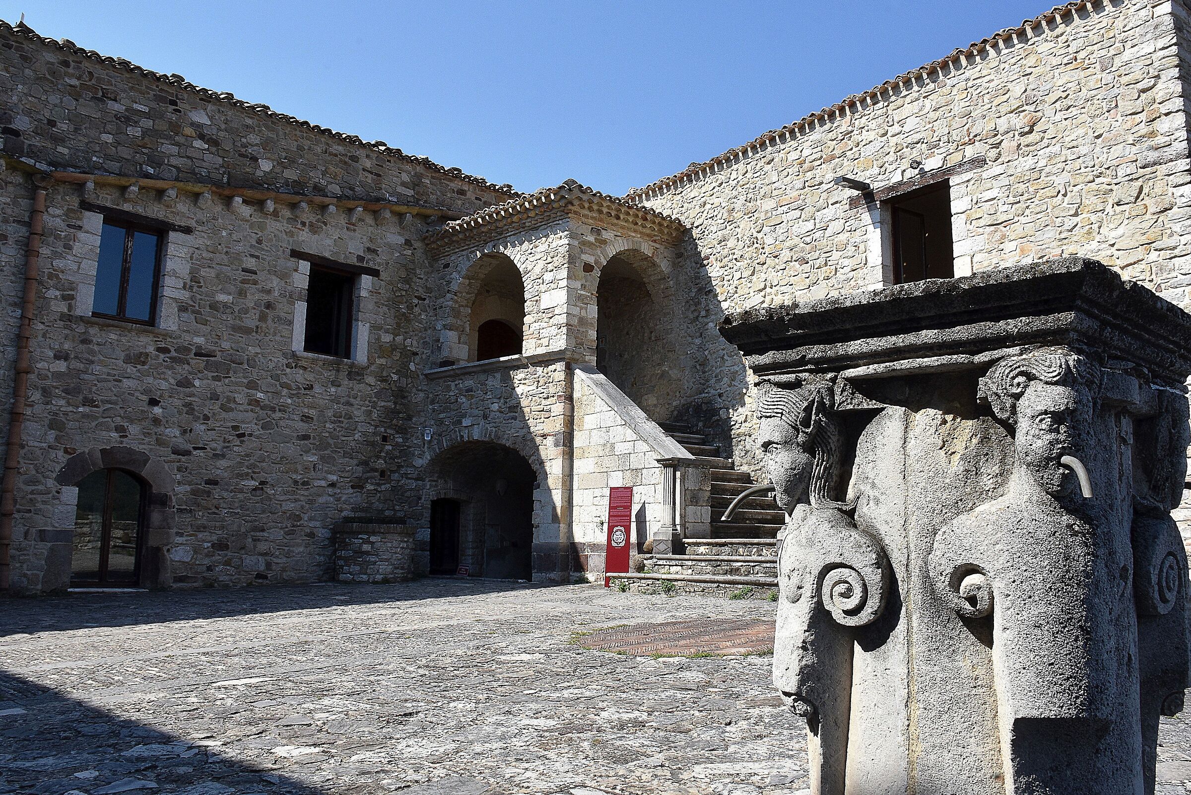 Internal square with the Samnite fountain
