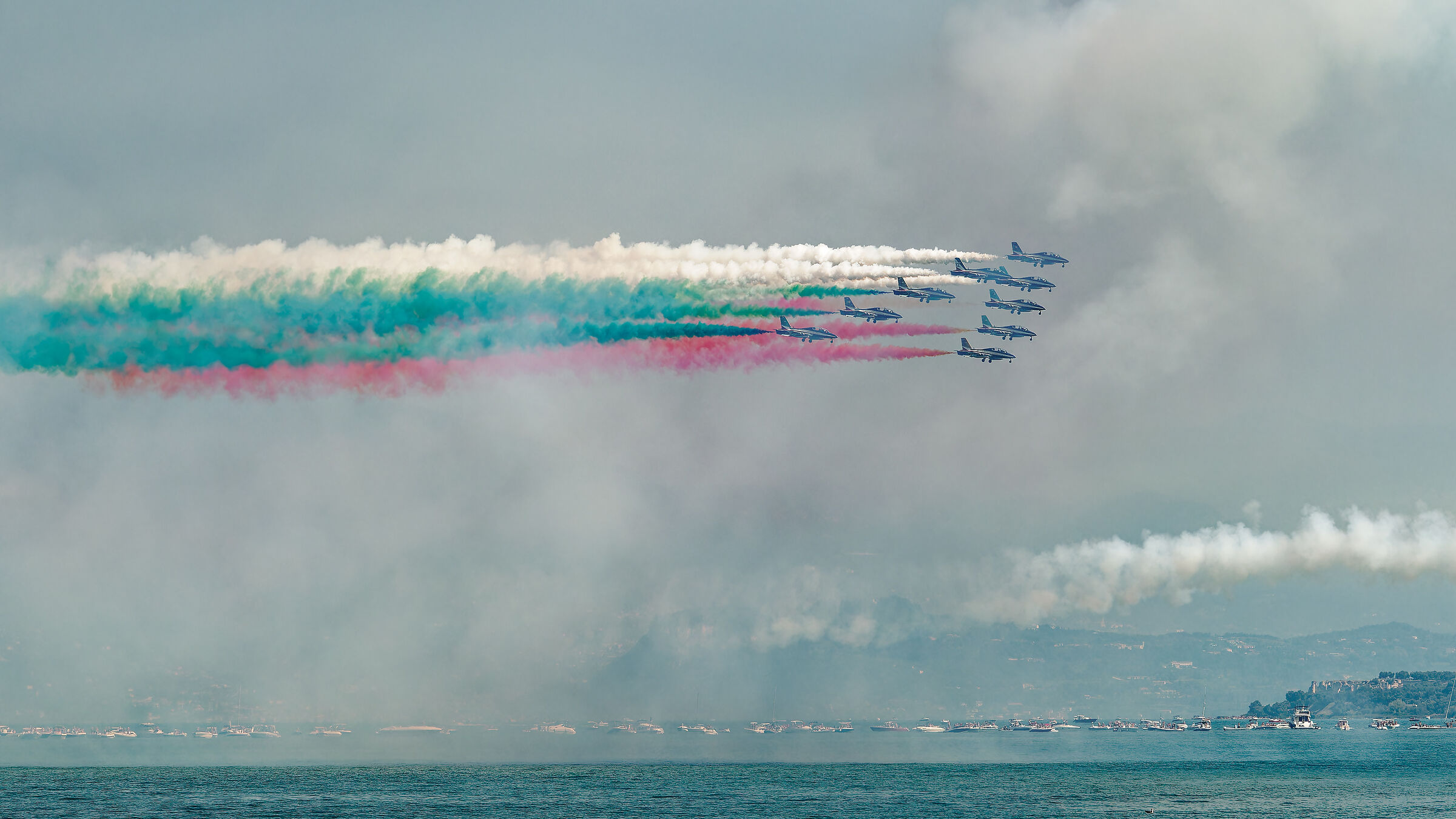 Tricolor on Lake Garda in a blanket of smoke