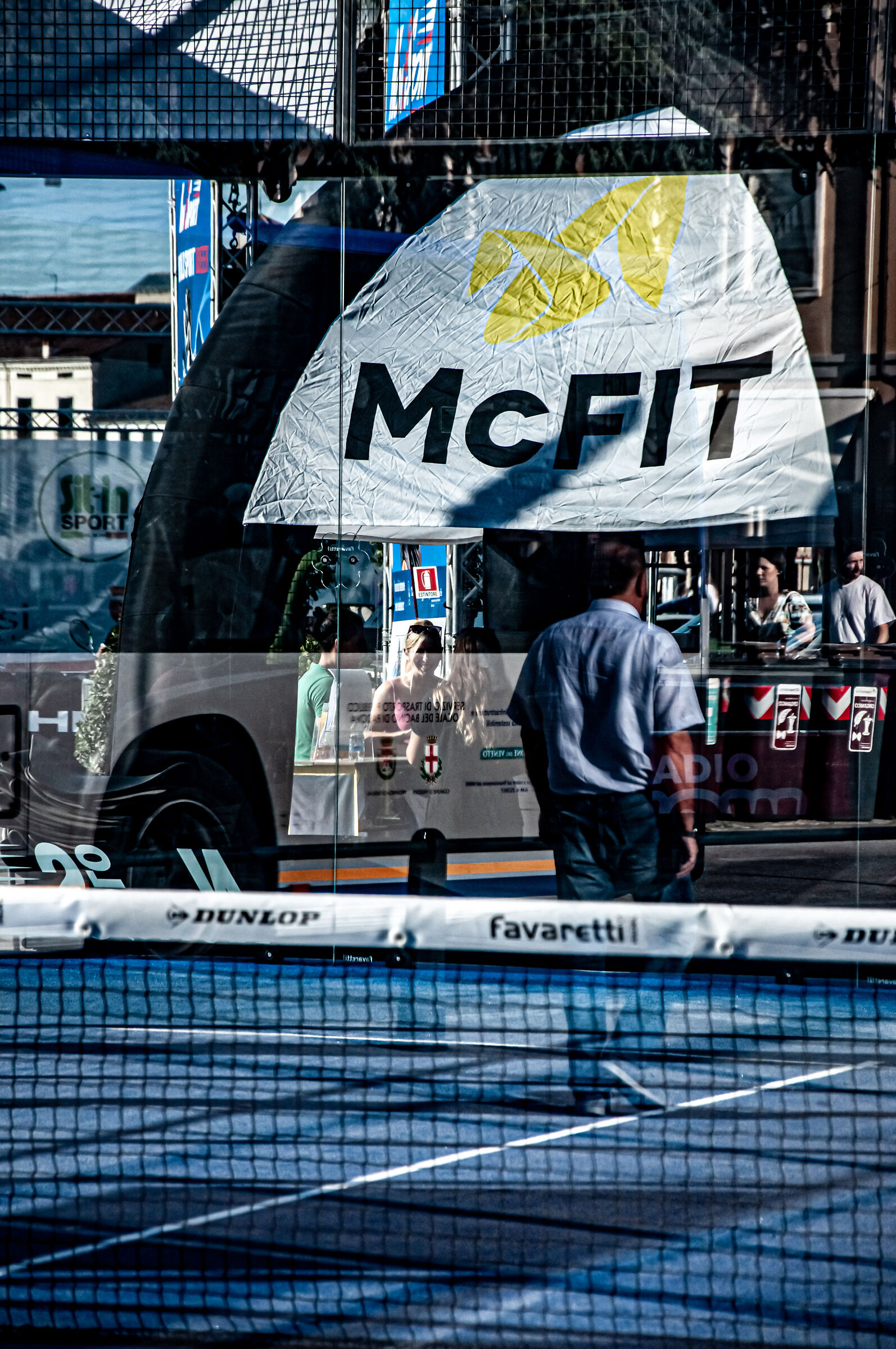 Il viandante in un campo da padel