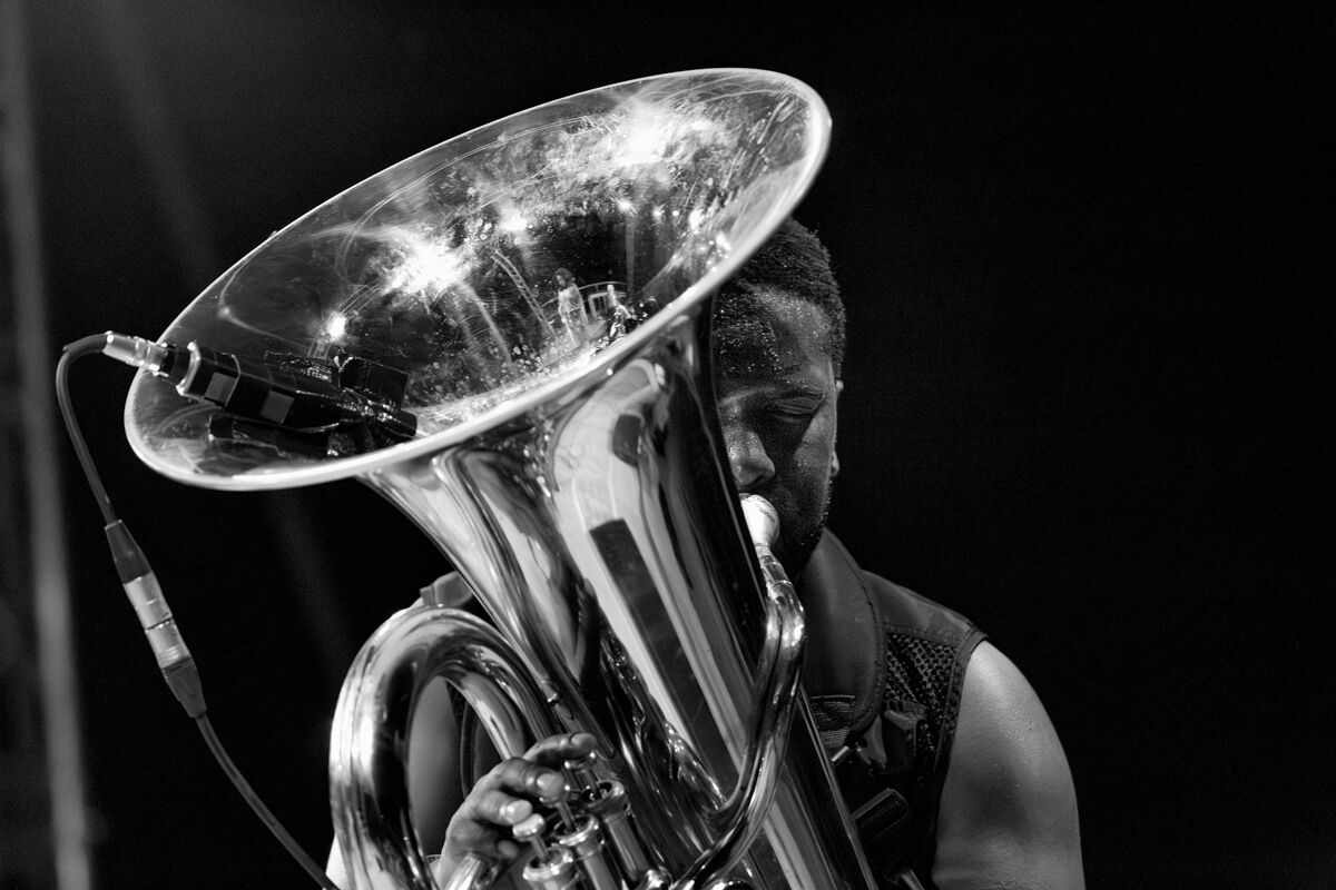 Theon Cross in concerto