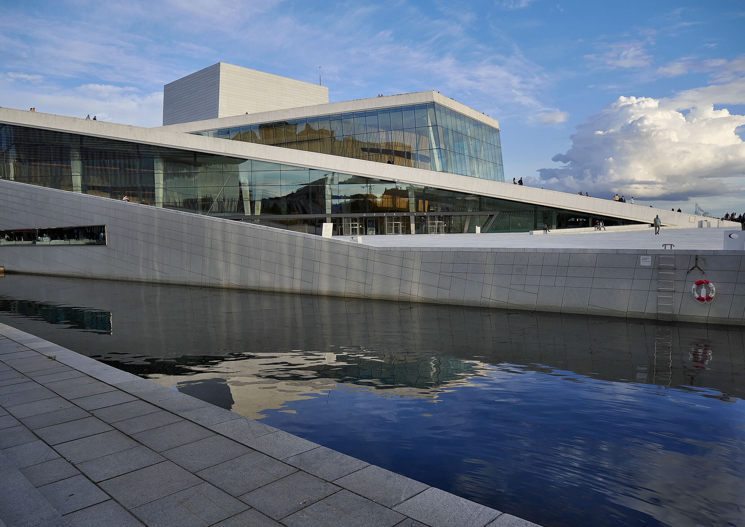 Opera di Oslo al sole della sera