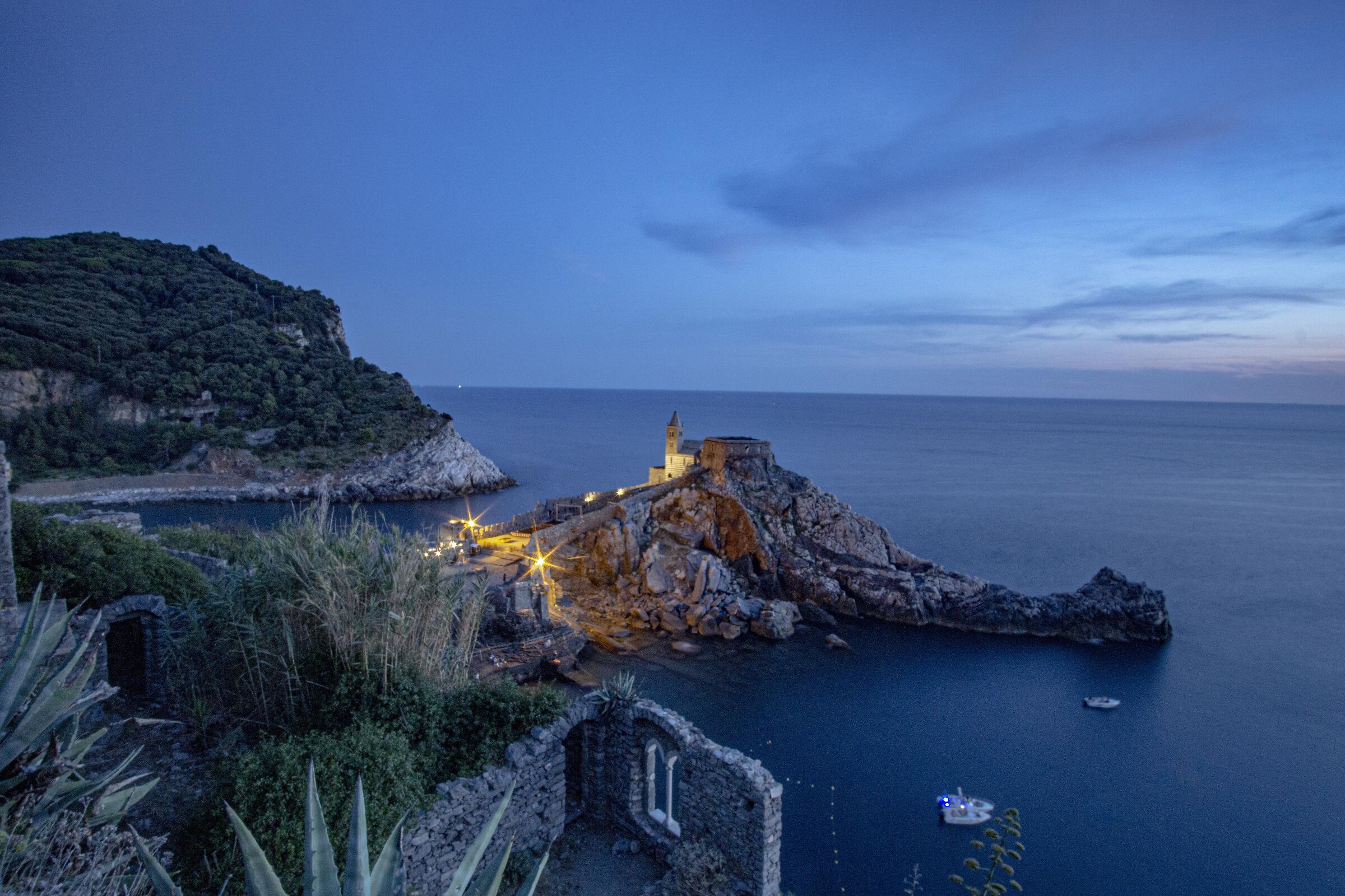 chiesa di san Pietro Portovenere dopo il tramonto