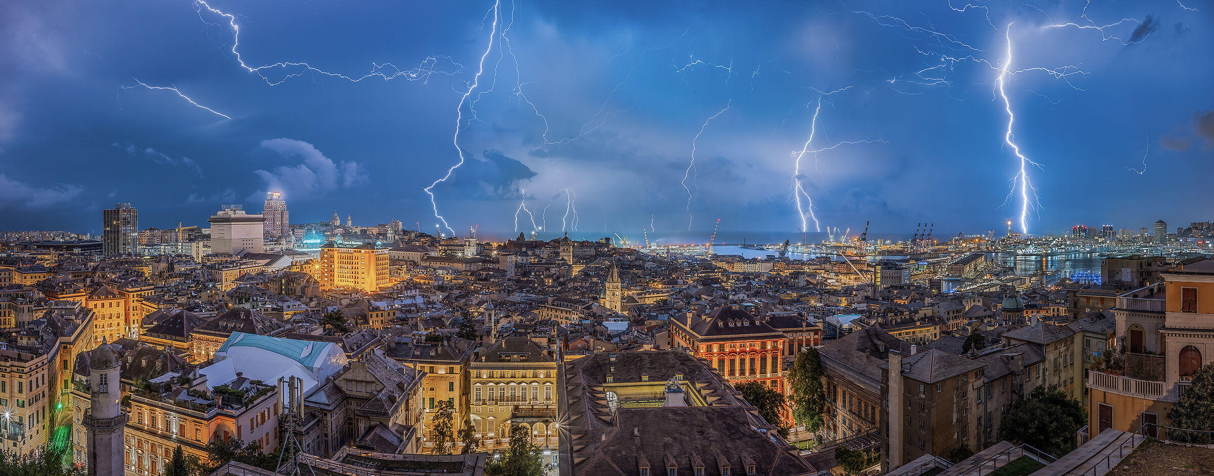 Lightning and lightning on Genoa