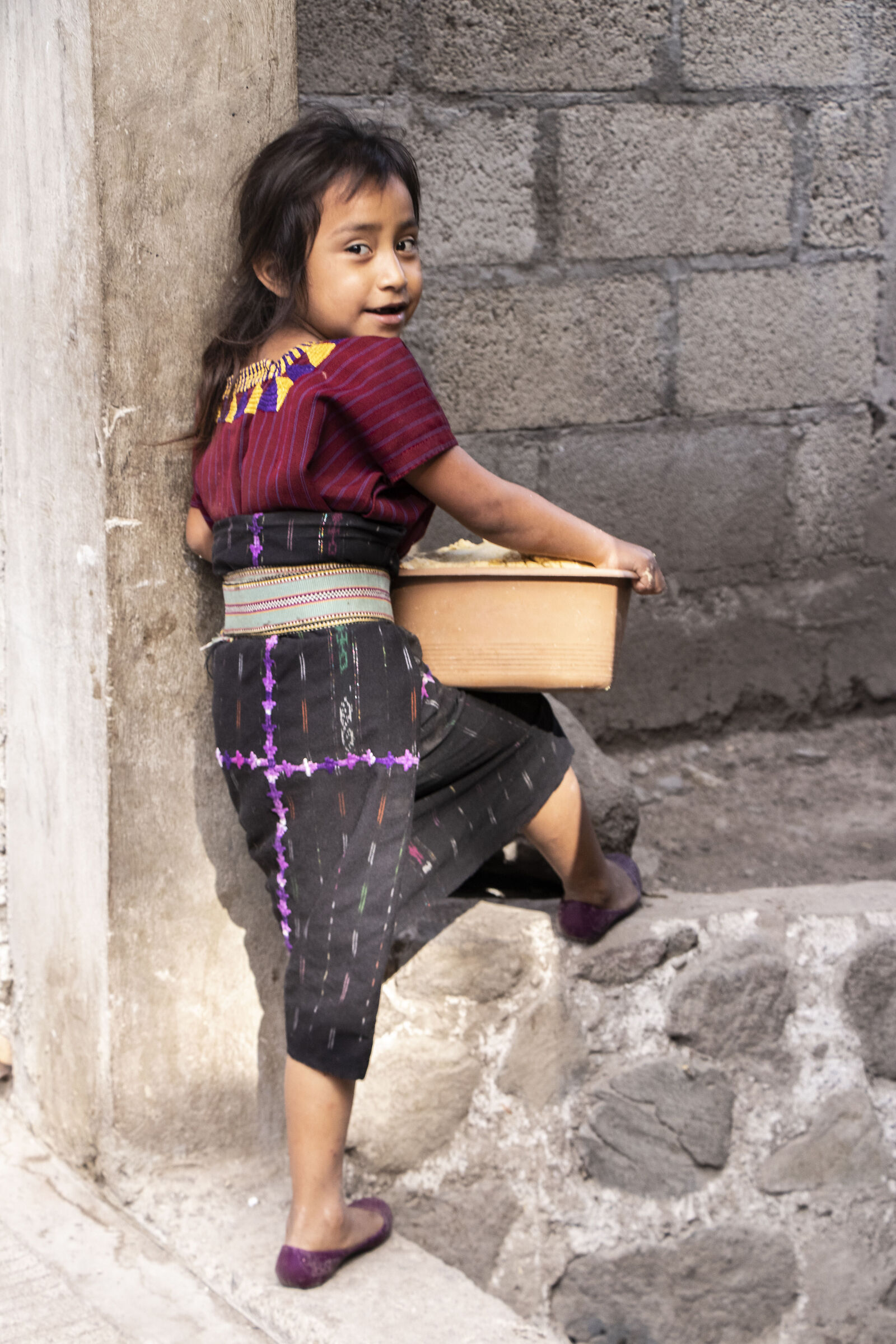 bambina che porta mais alla nonna