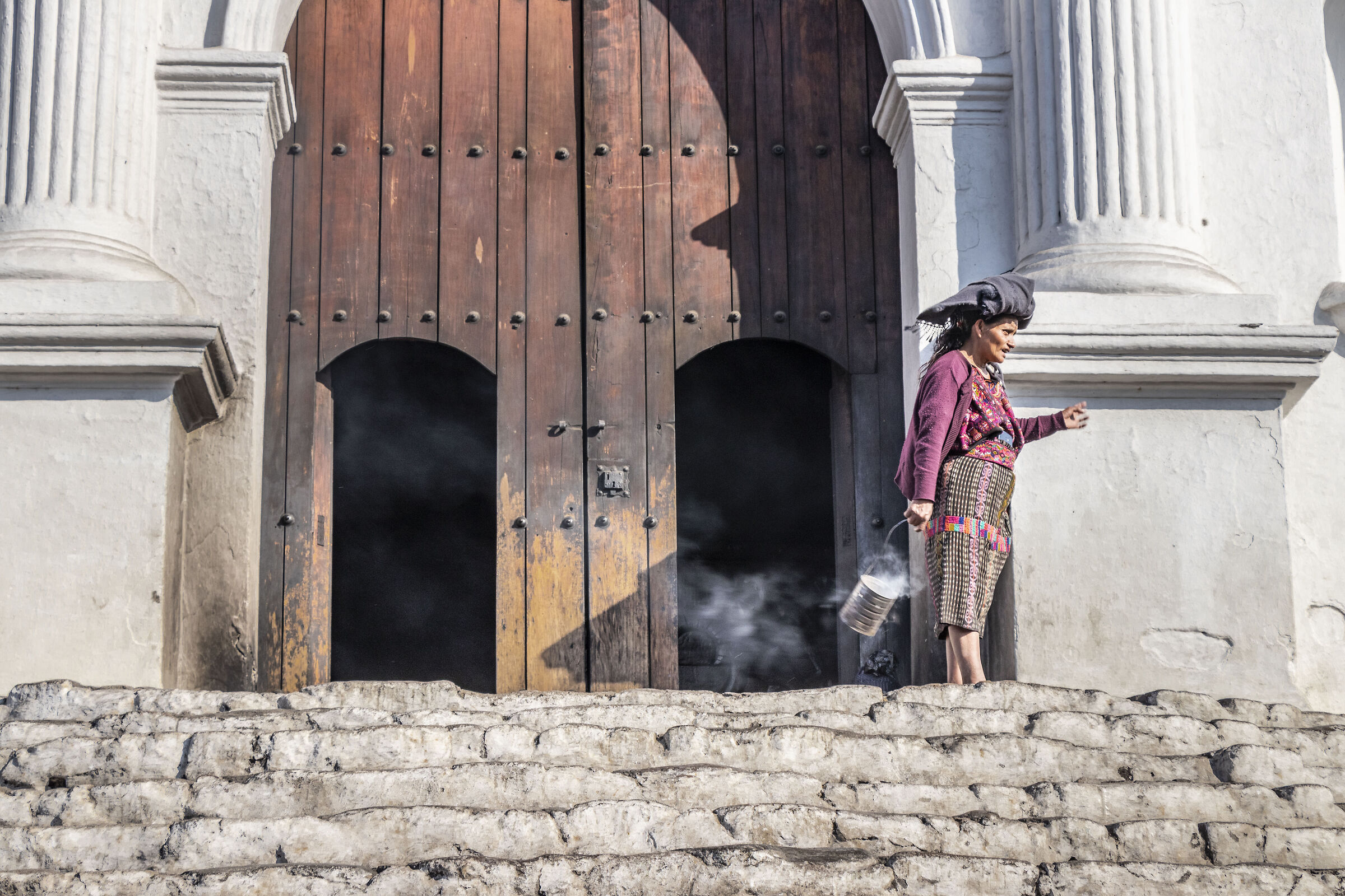 anziana che sparge incensi