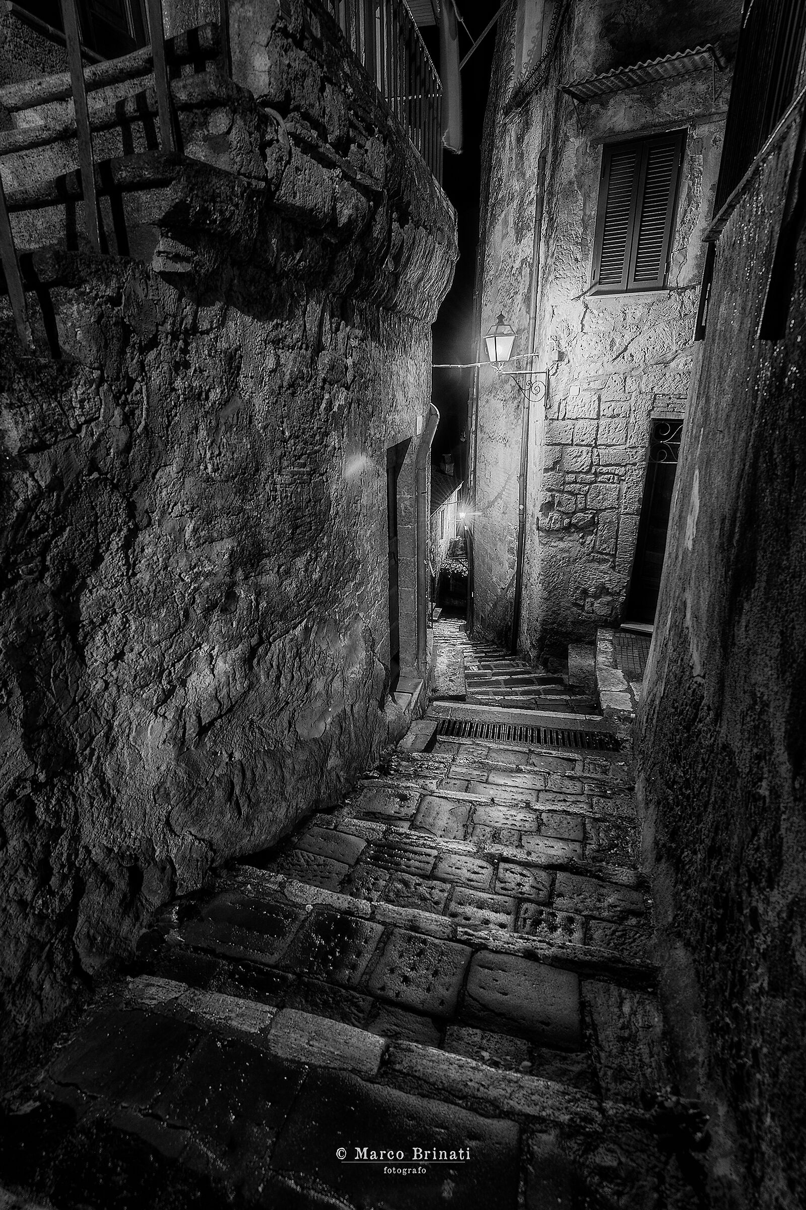 Vicolo di Pitigliano sotto la pioggia