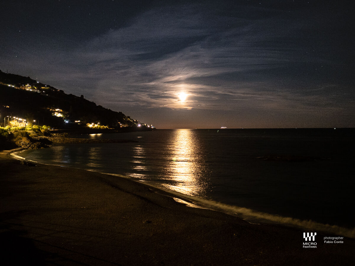 La luna stava aspettando il mare. Cervo - Imperia