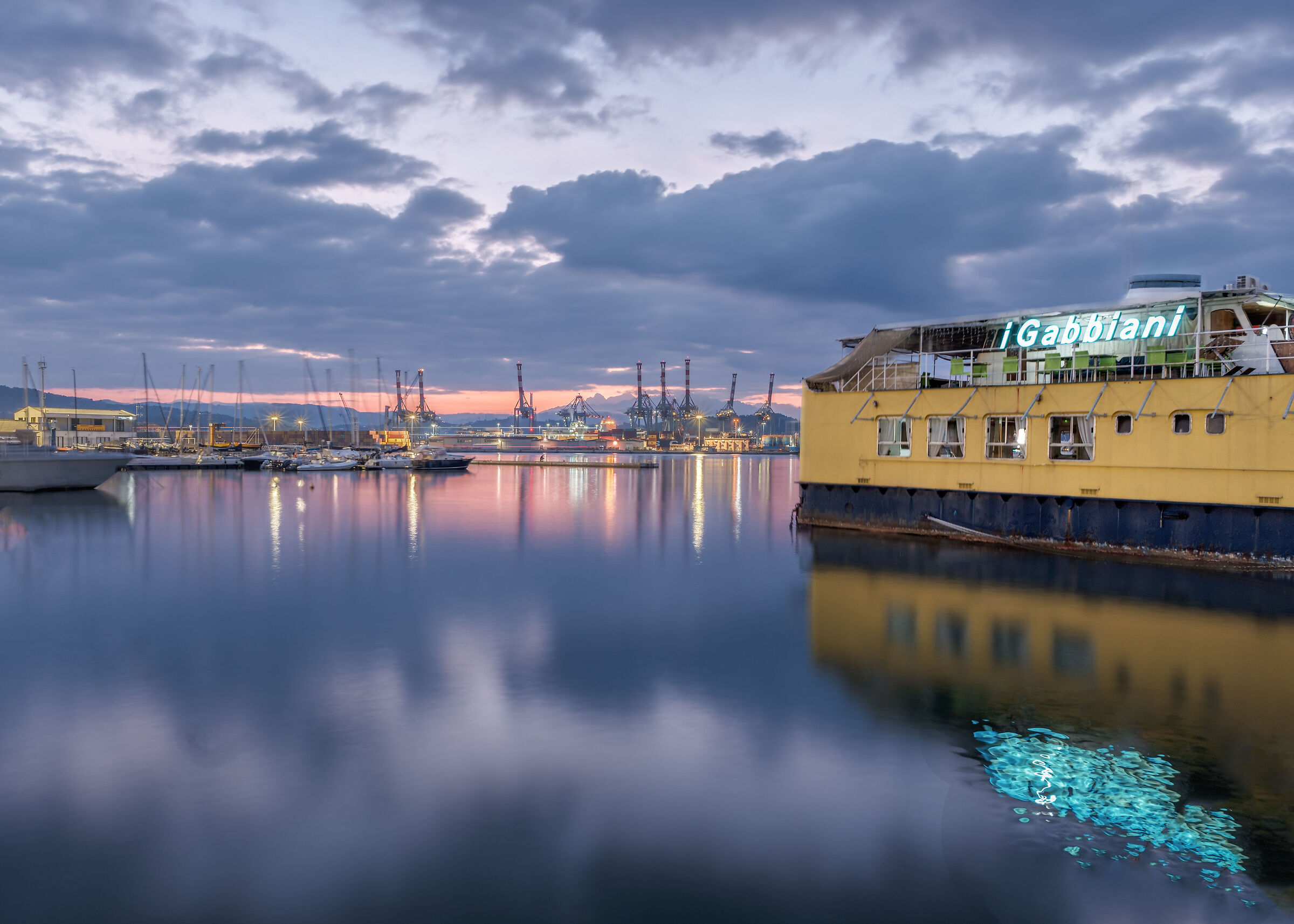 I Gabbiani (historic floating bar/restaurant)