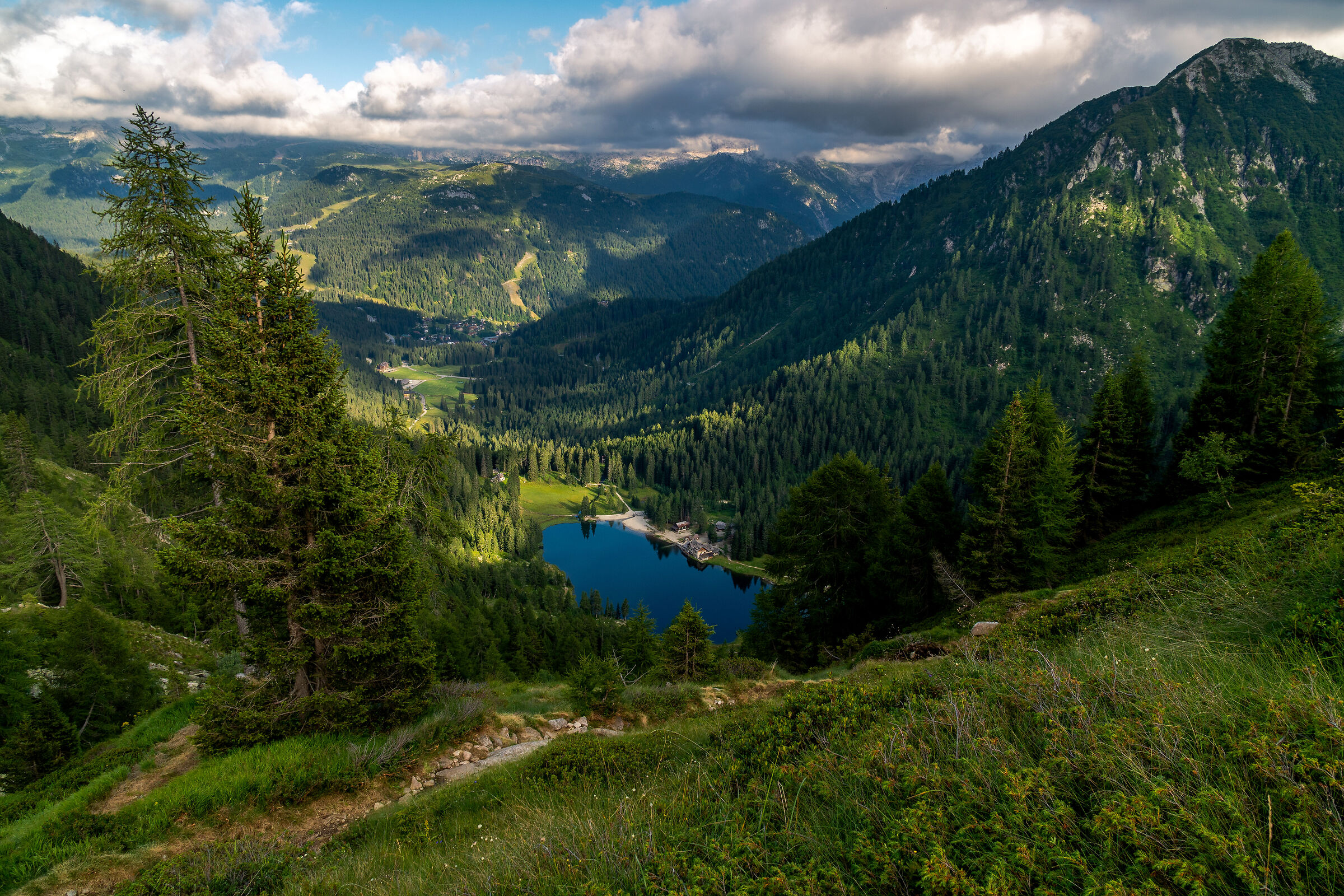 Lago Nambino visto dai sentieri sovrastanti
