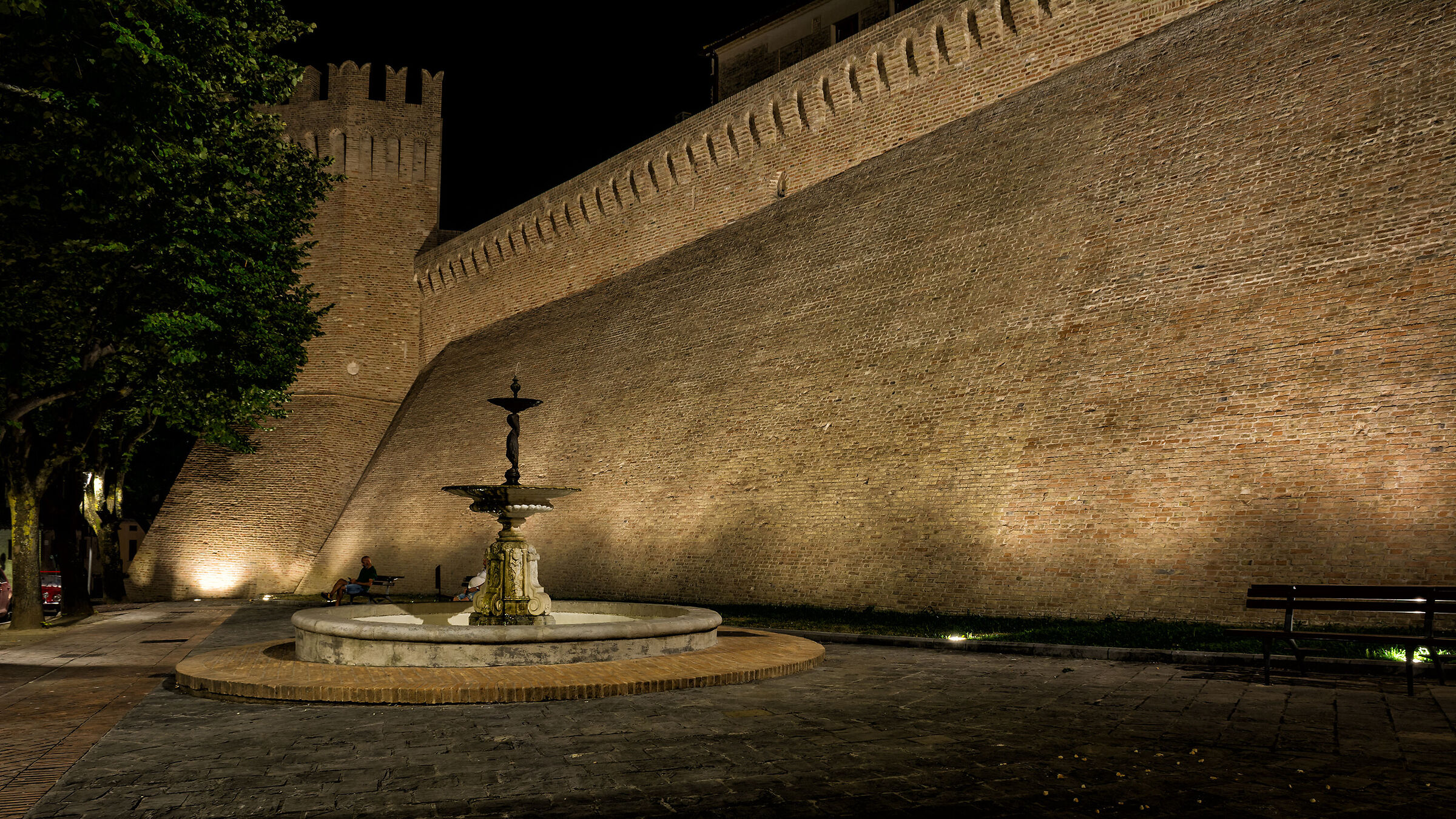 Lungo le mura di Corinaldo