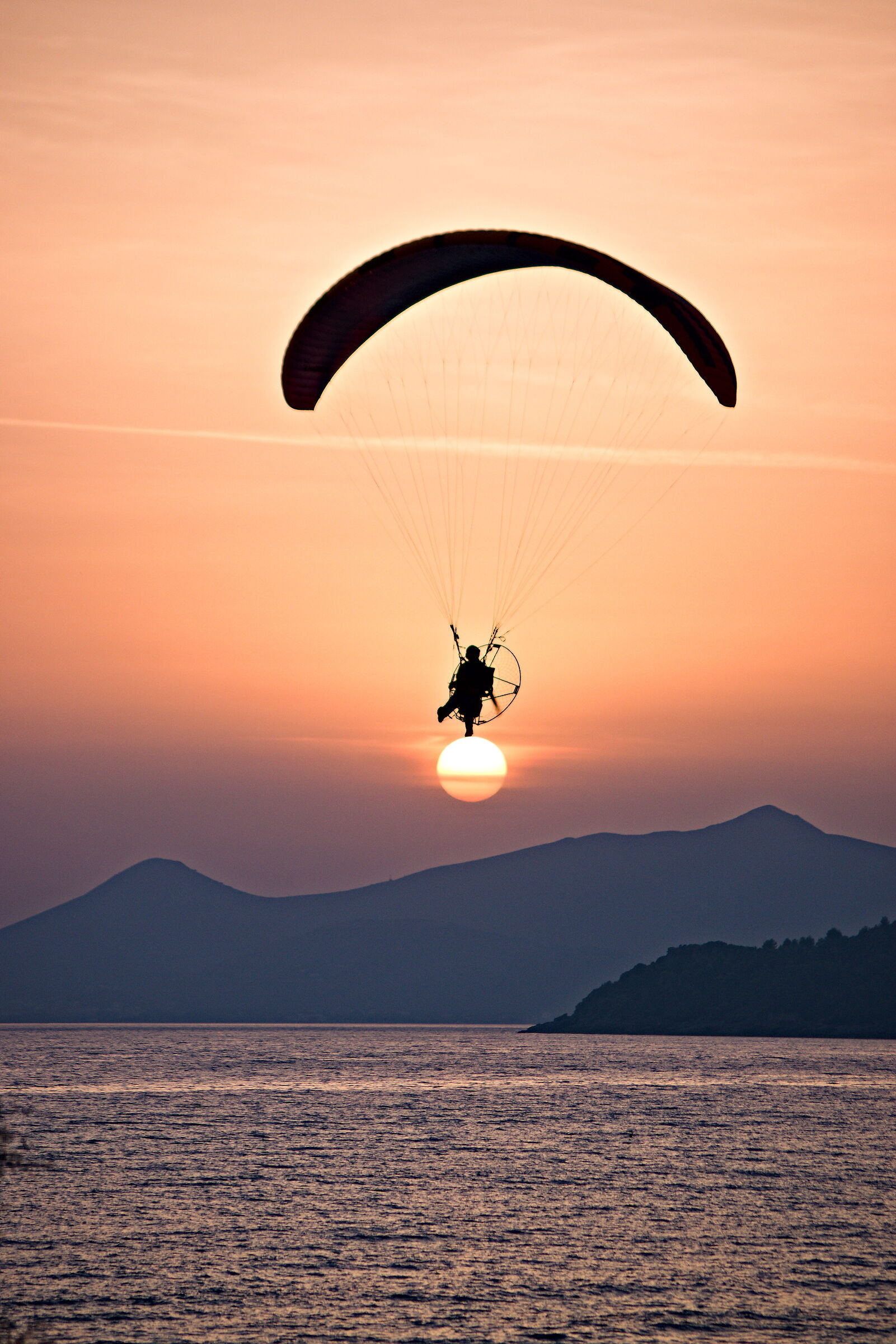 paramotore su tramonto