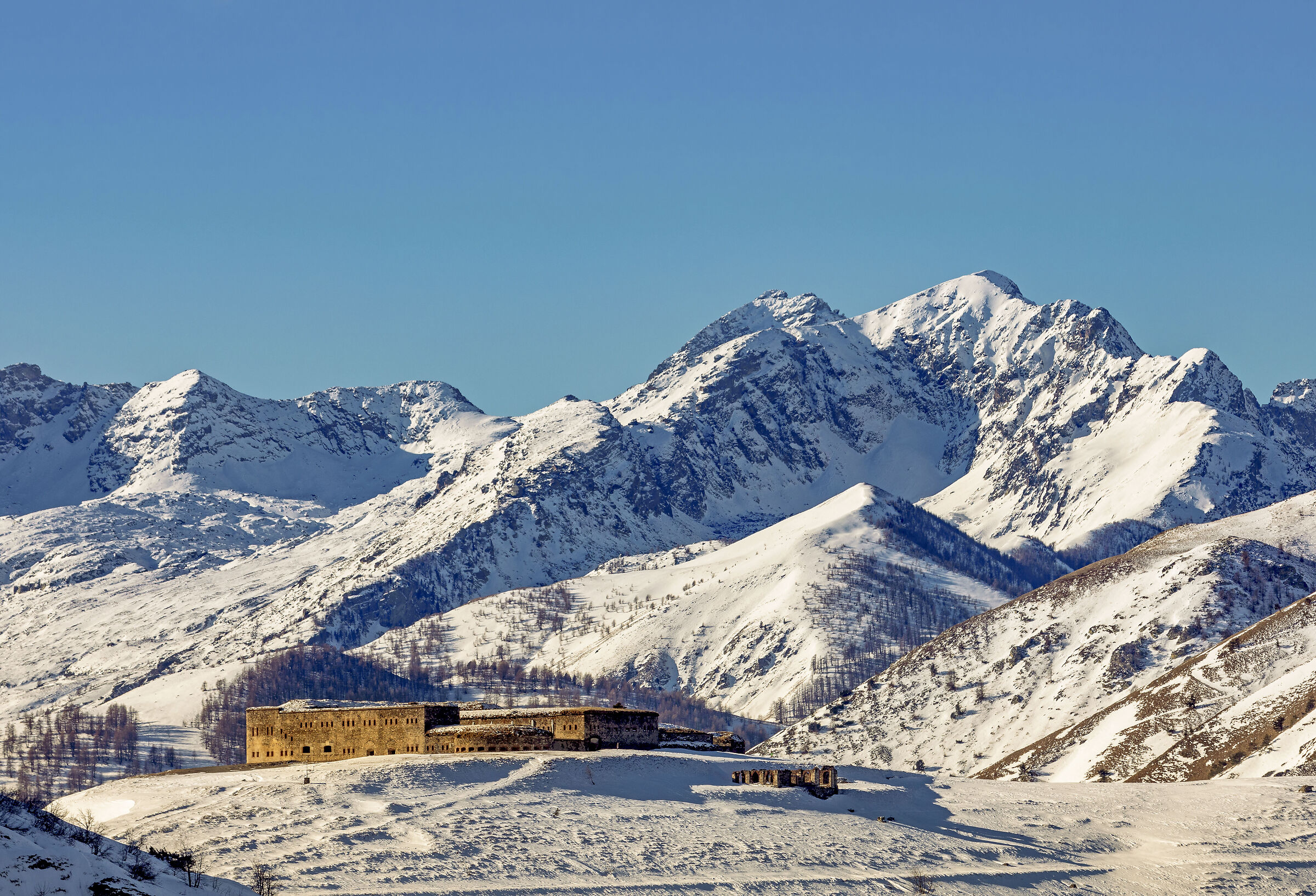 Il Forte Centrale domina sulla Riserva Bianca di Limone