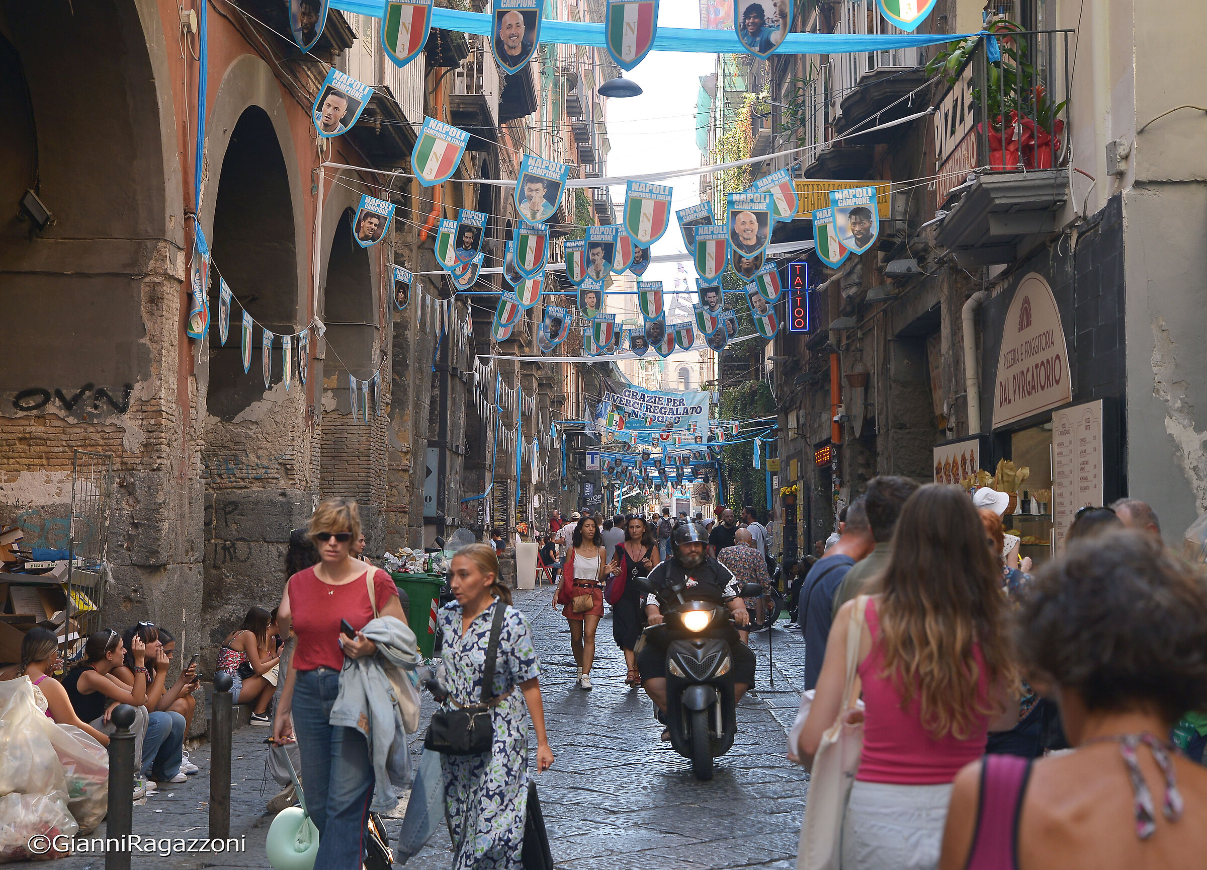 Napoli, Via dei Tribunali.