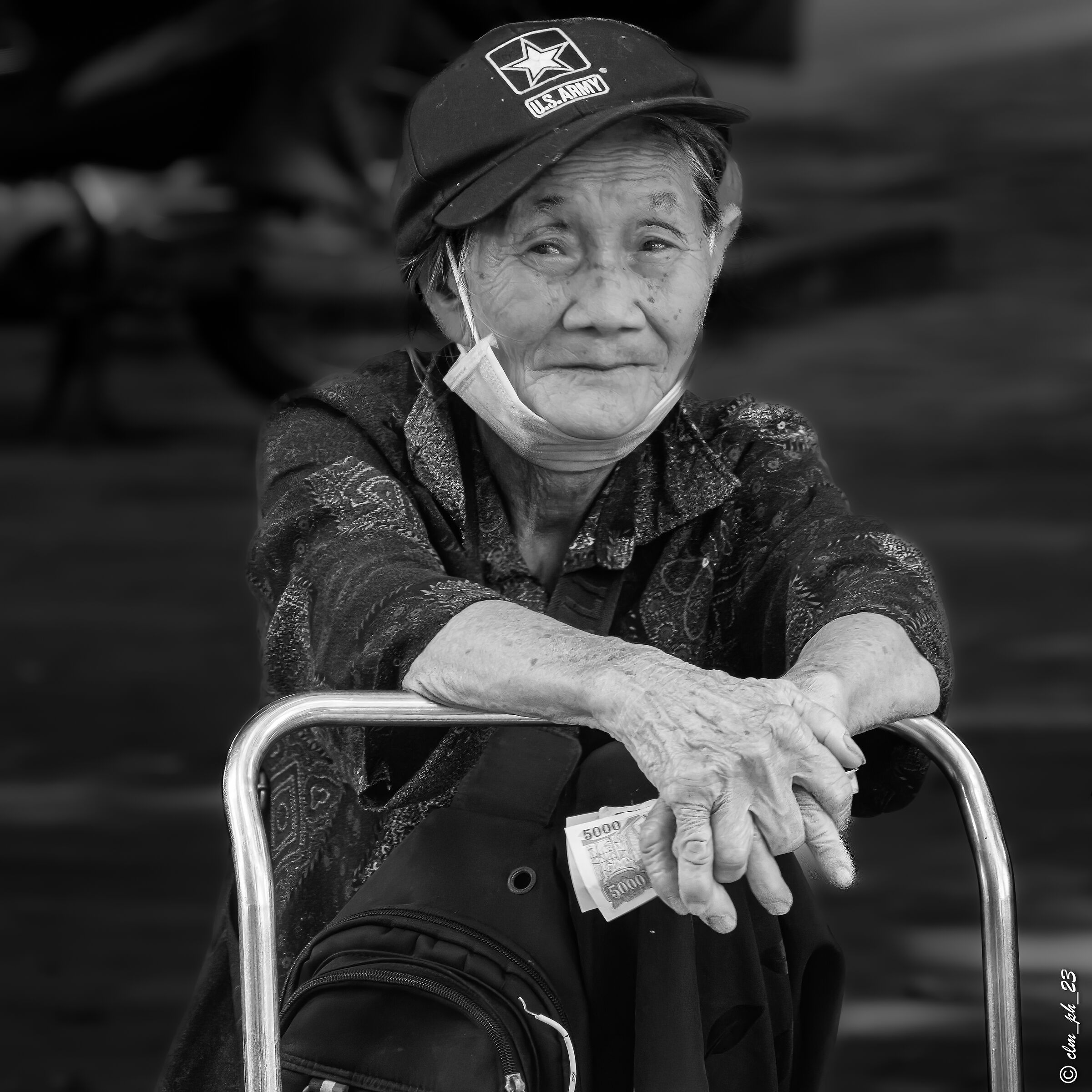 Small activities, lottery tickets, few clochard