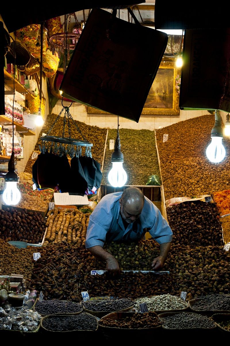 Seller of dried fruit