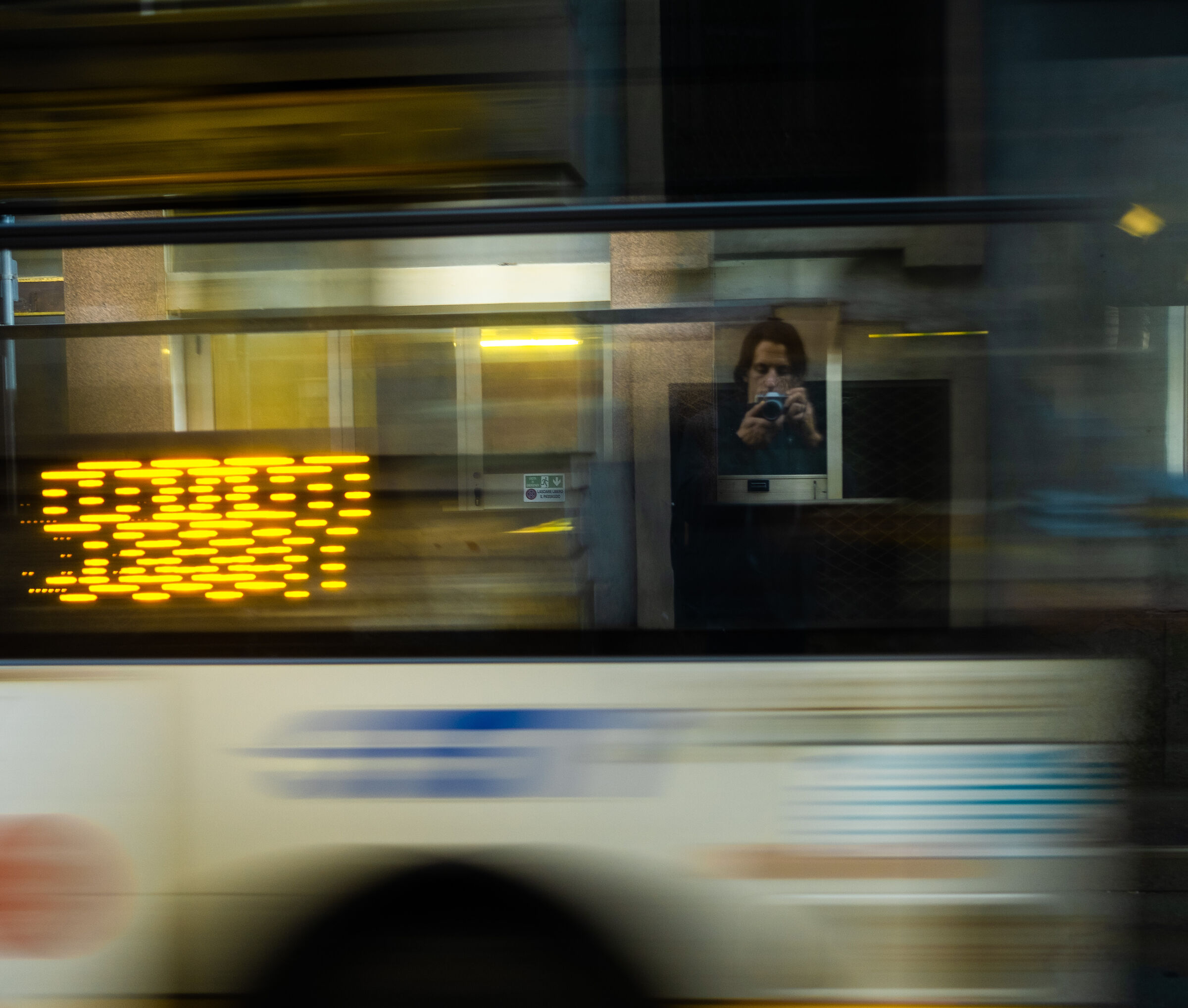 Selfie (riflesso nel vetro dell'autobus)