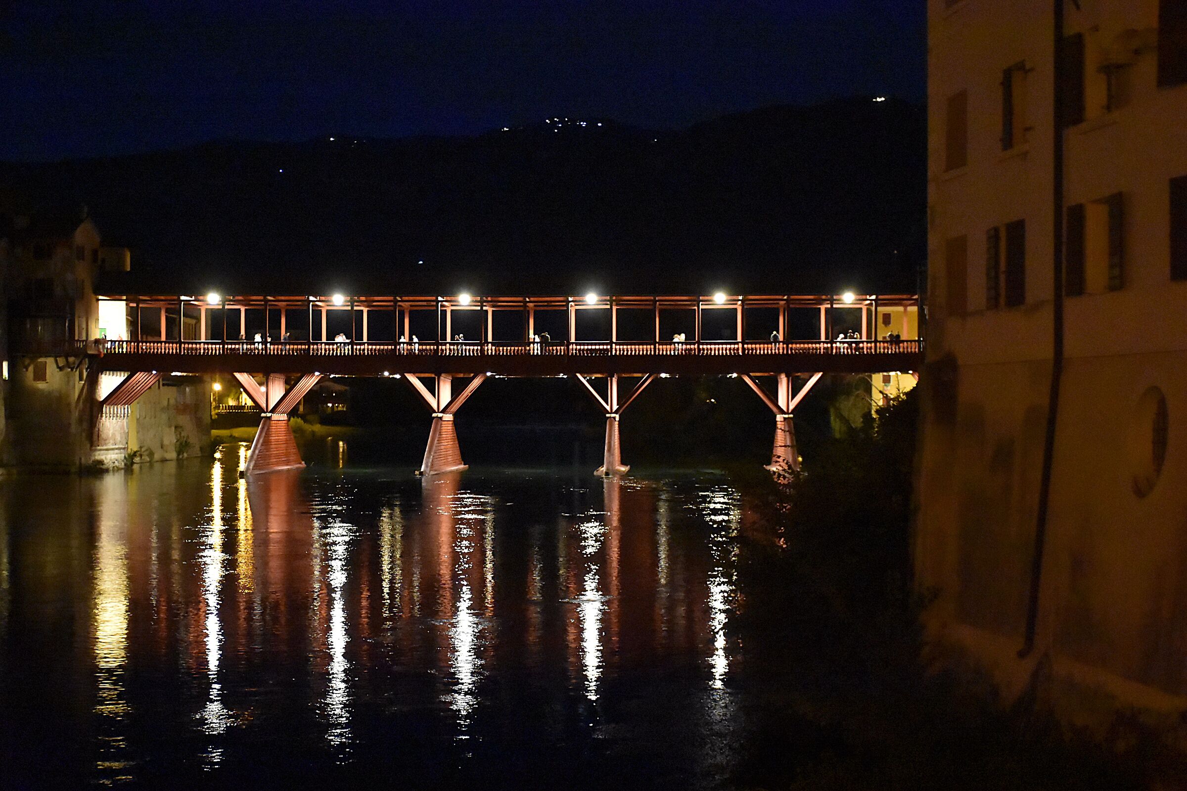 Ponte di notte