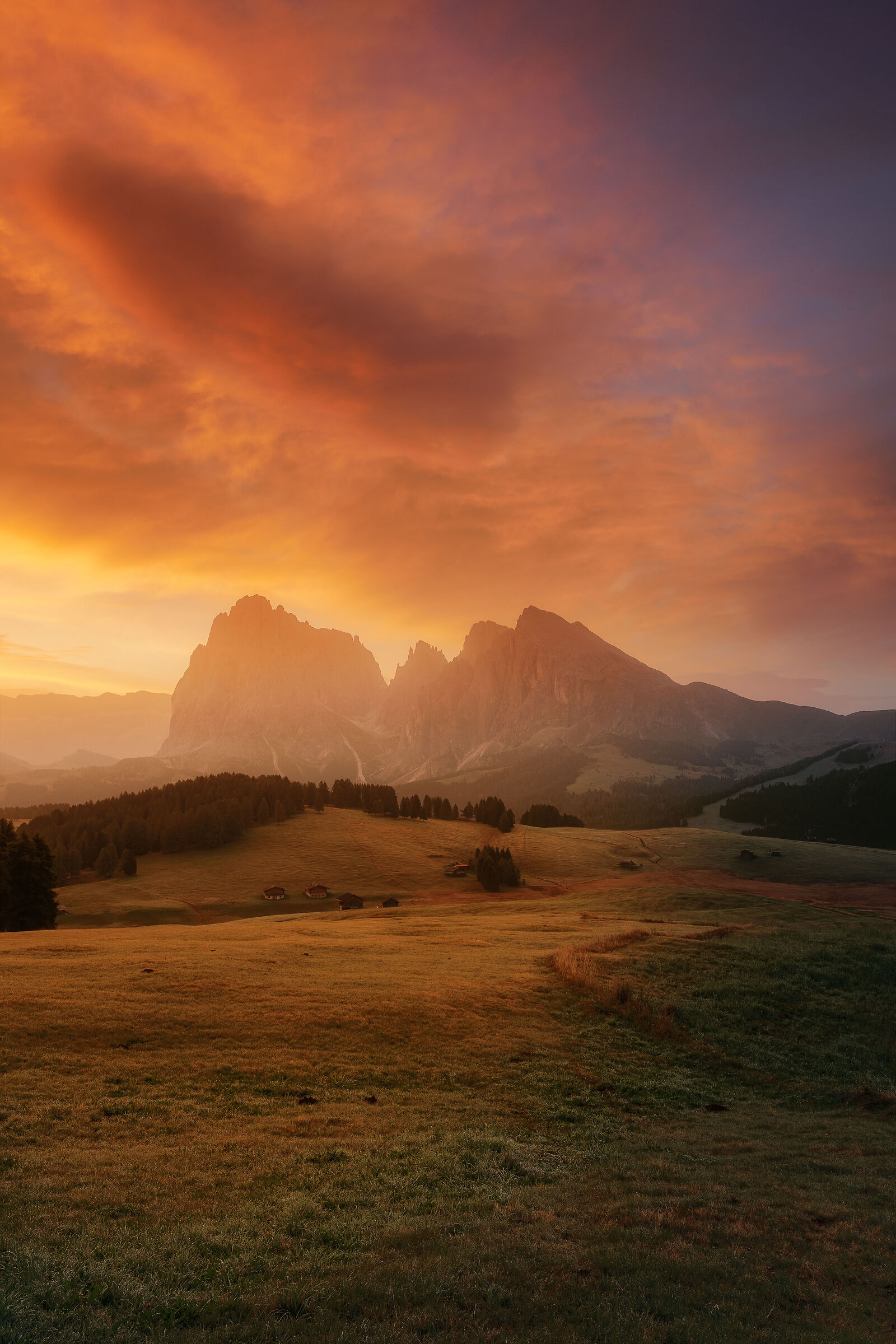 l'alba fiammeggiante sull'alpe di siusi