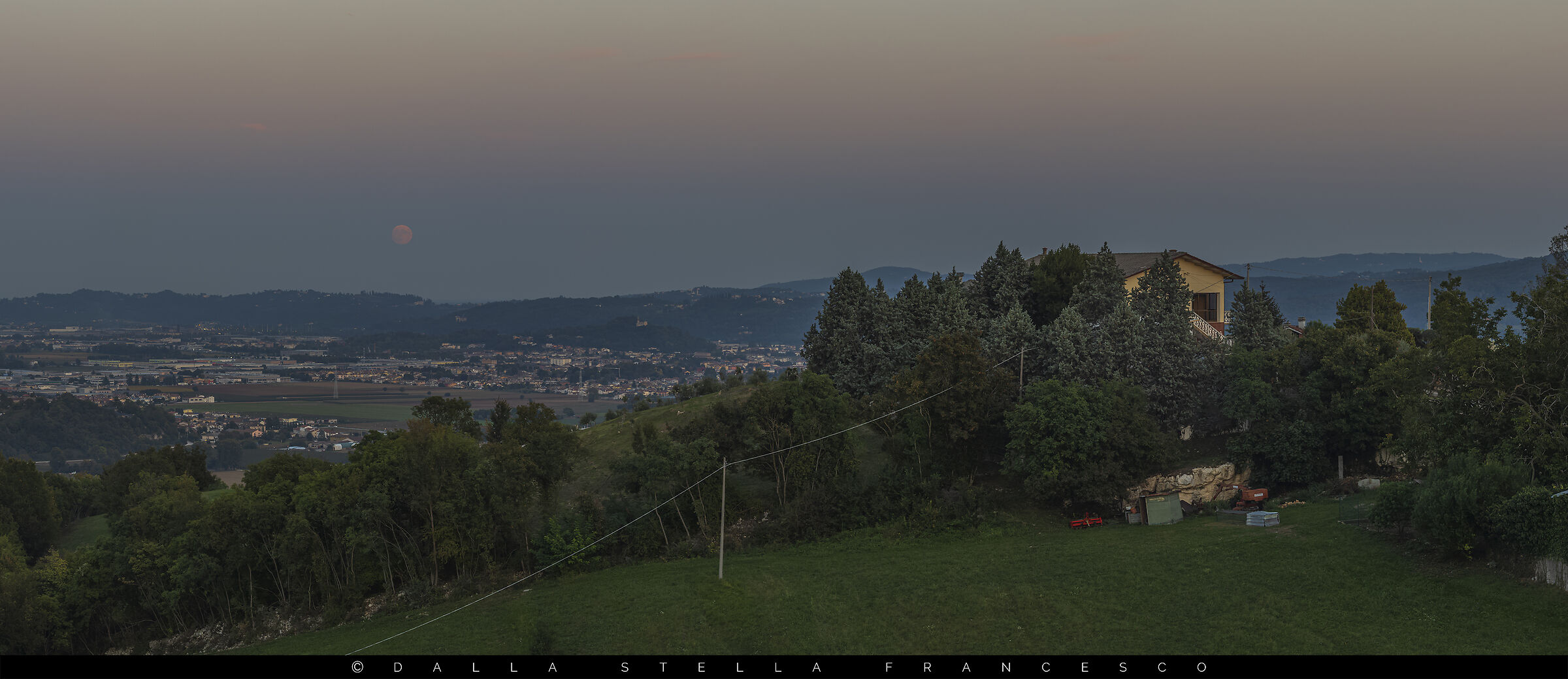 Overview of Venus' belt with the rising moon