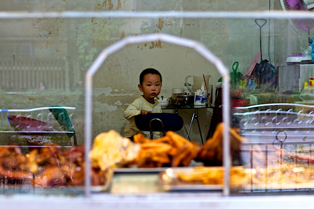 Bambino in una gastronomia, di notte. Chengdu
