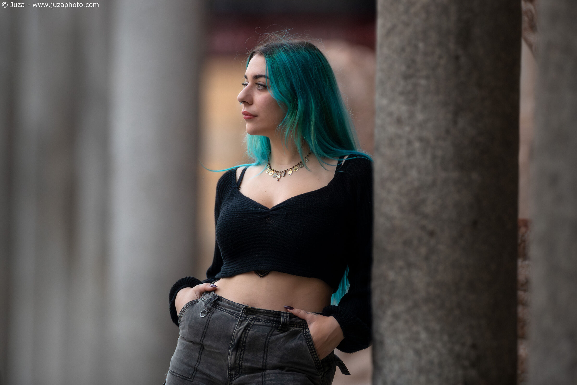 Sara, between the columns