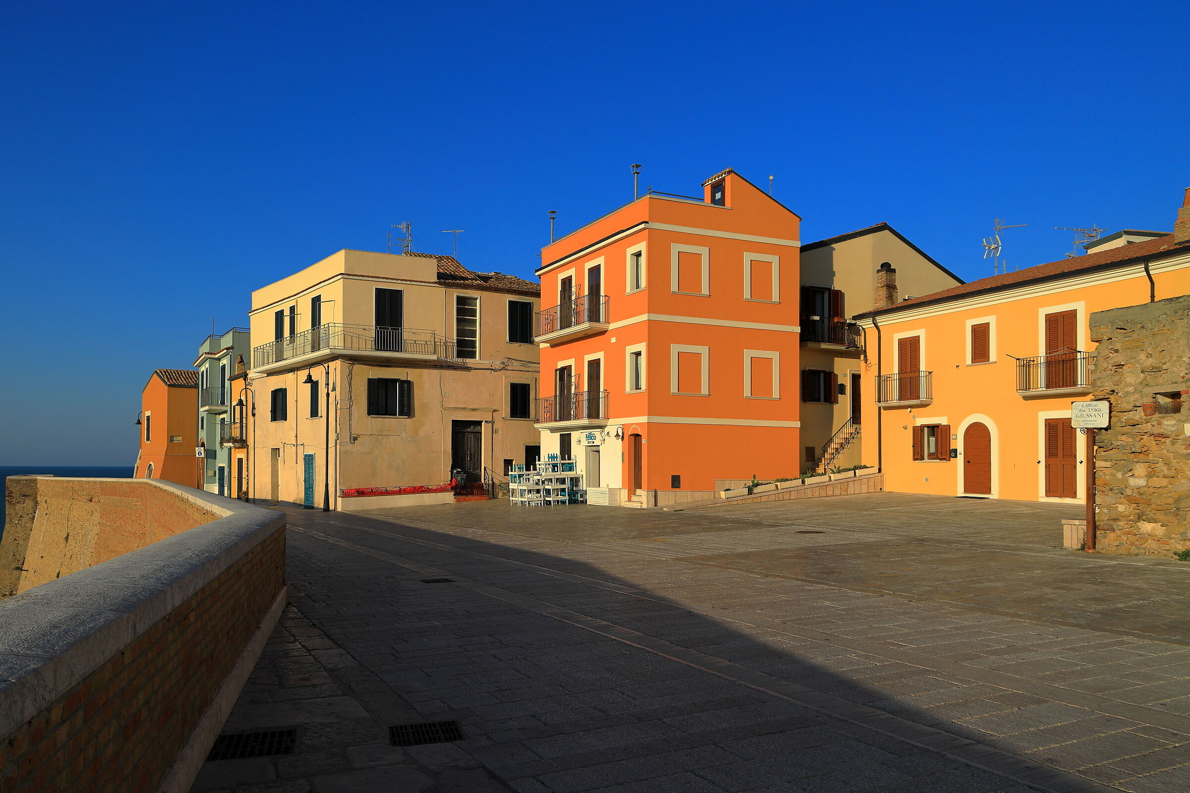 Lungo le mura del Borgo Antico