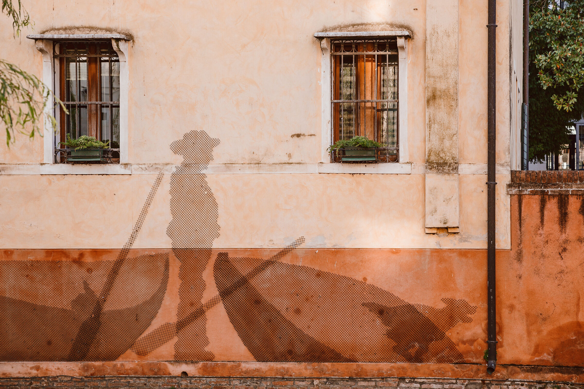 Rematore dipinto con barca e cane.
