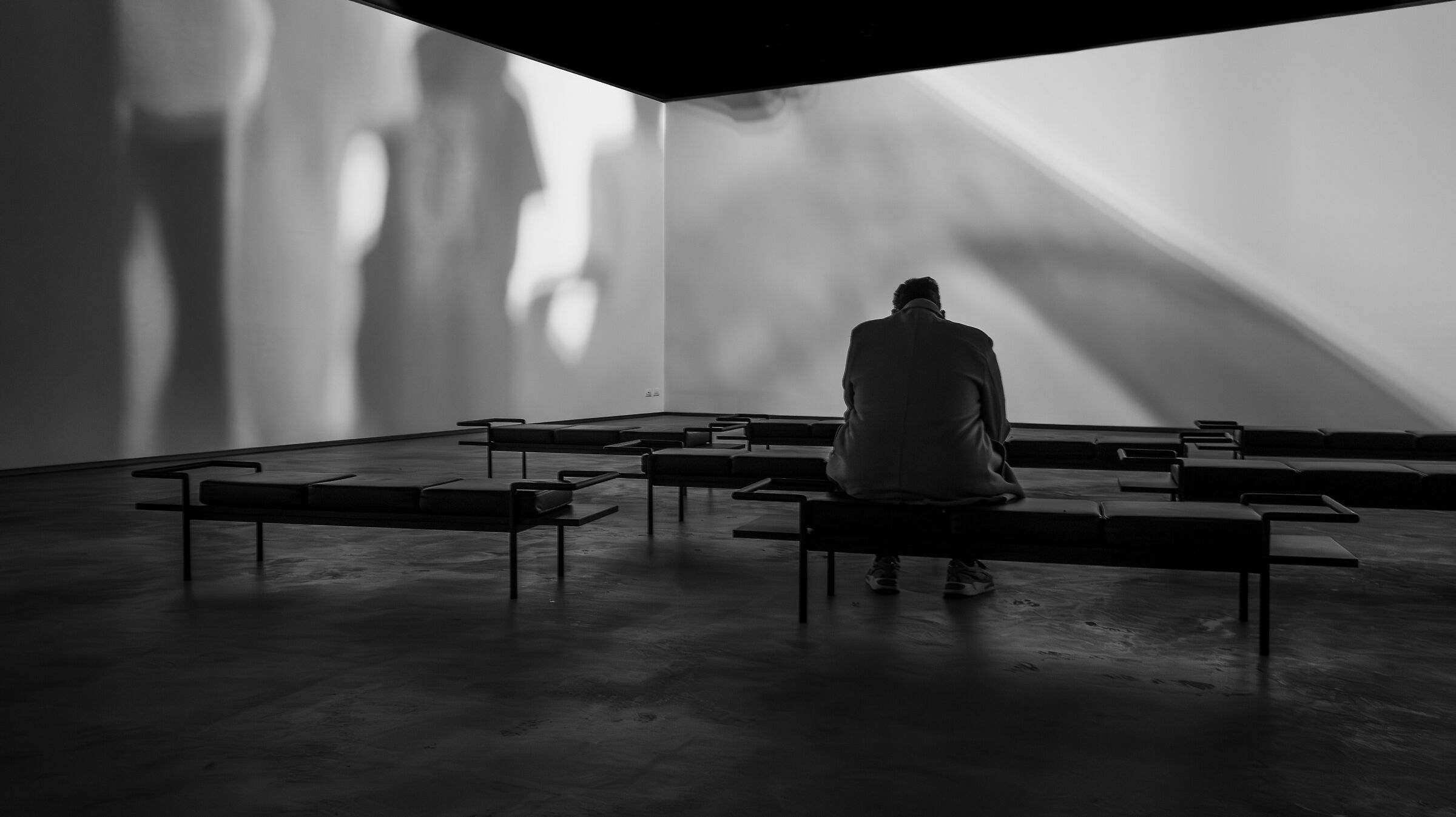 Solo con i suoi pensieri.