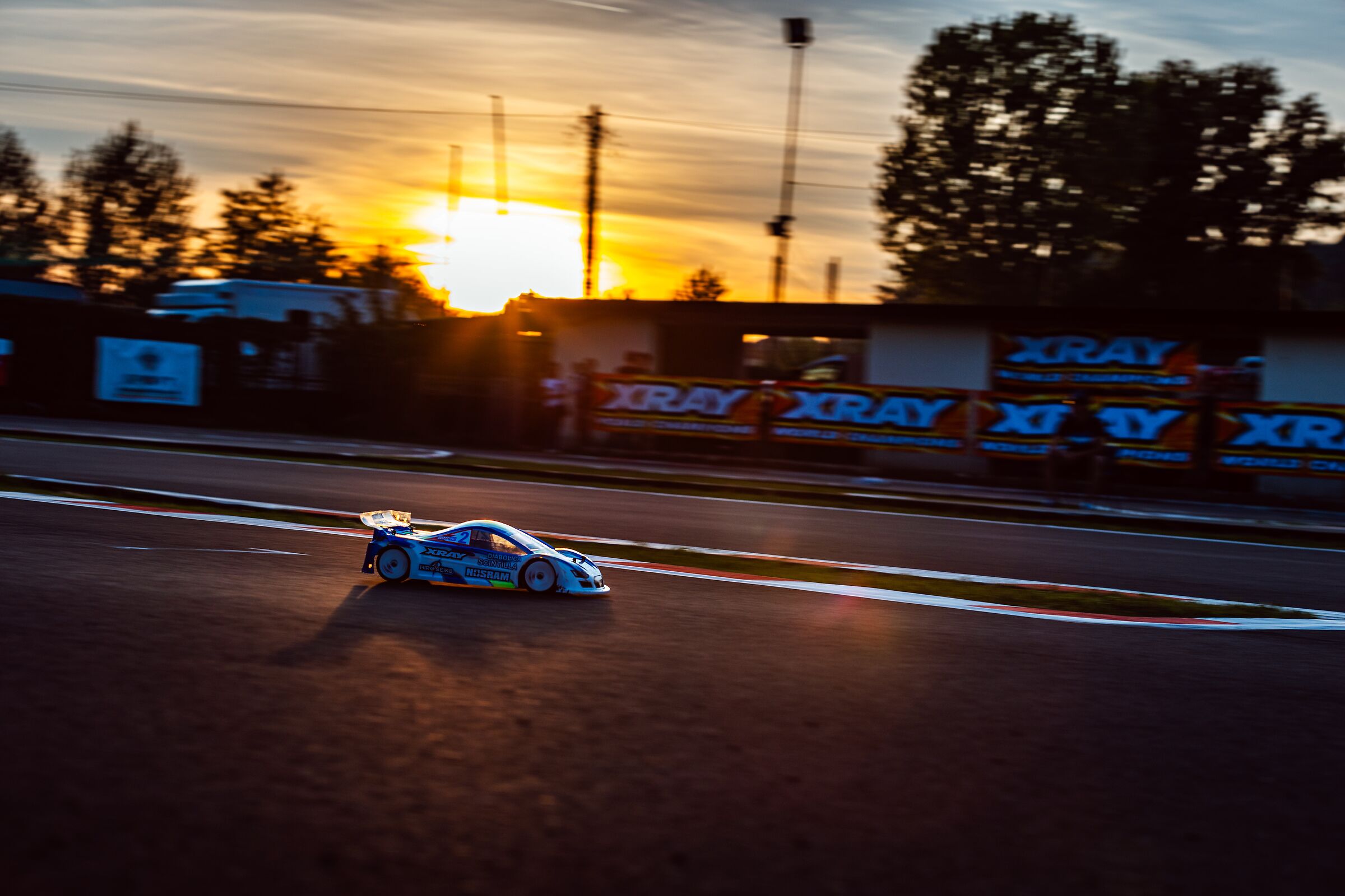 Automodello RC al tramonto