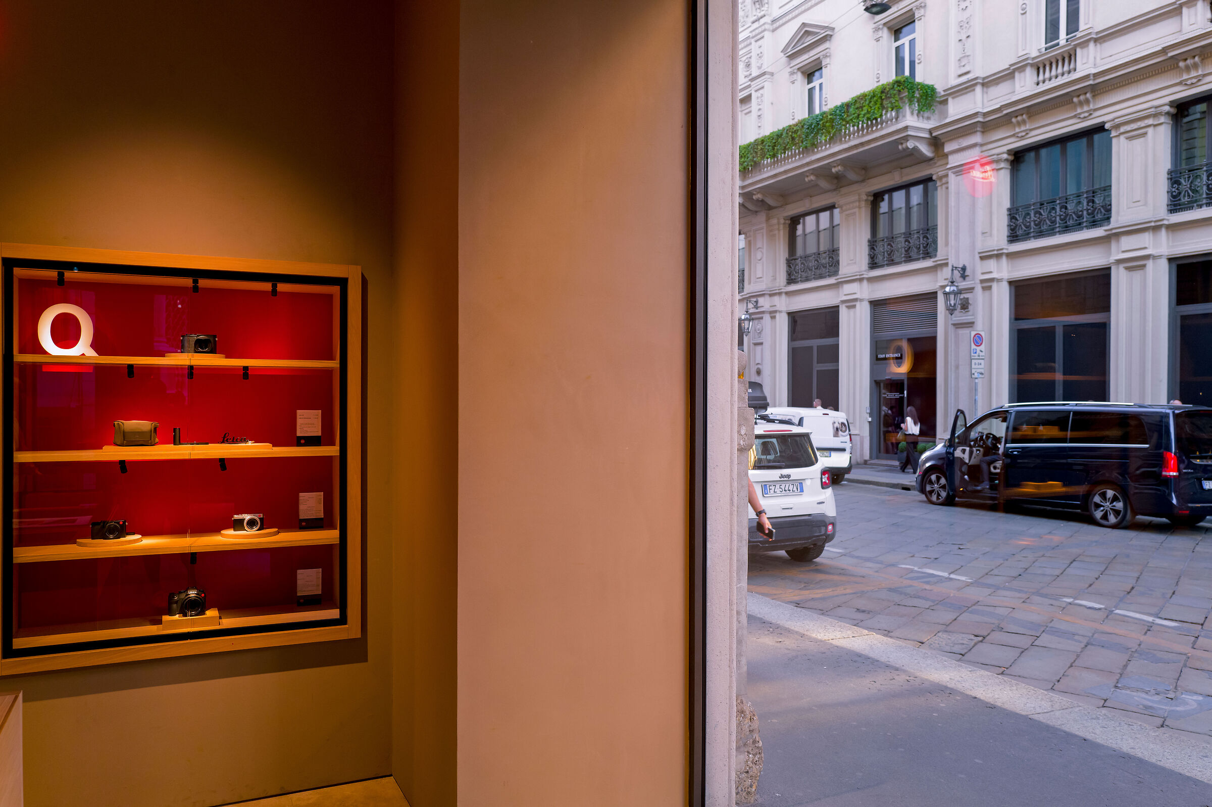 Places of temptation.. Leica Test Q3_Leica Store Milan