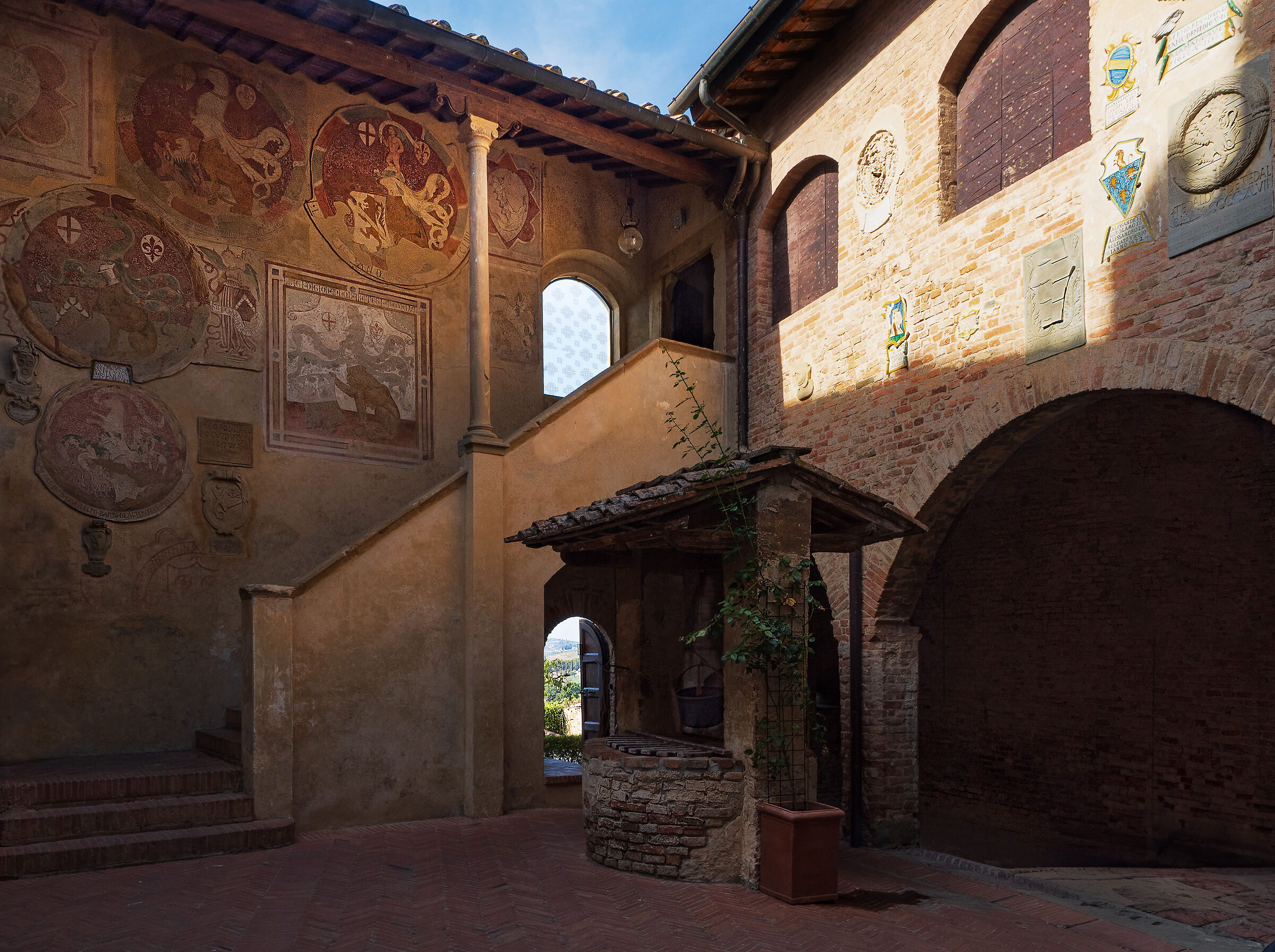 Certaldo - Palazzo del vicario- Detail of the courtyard