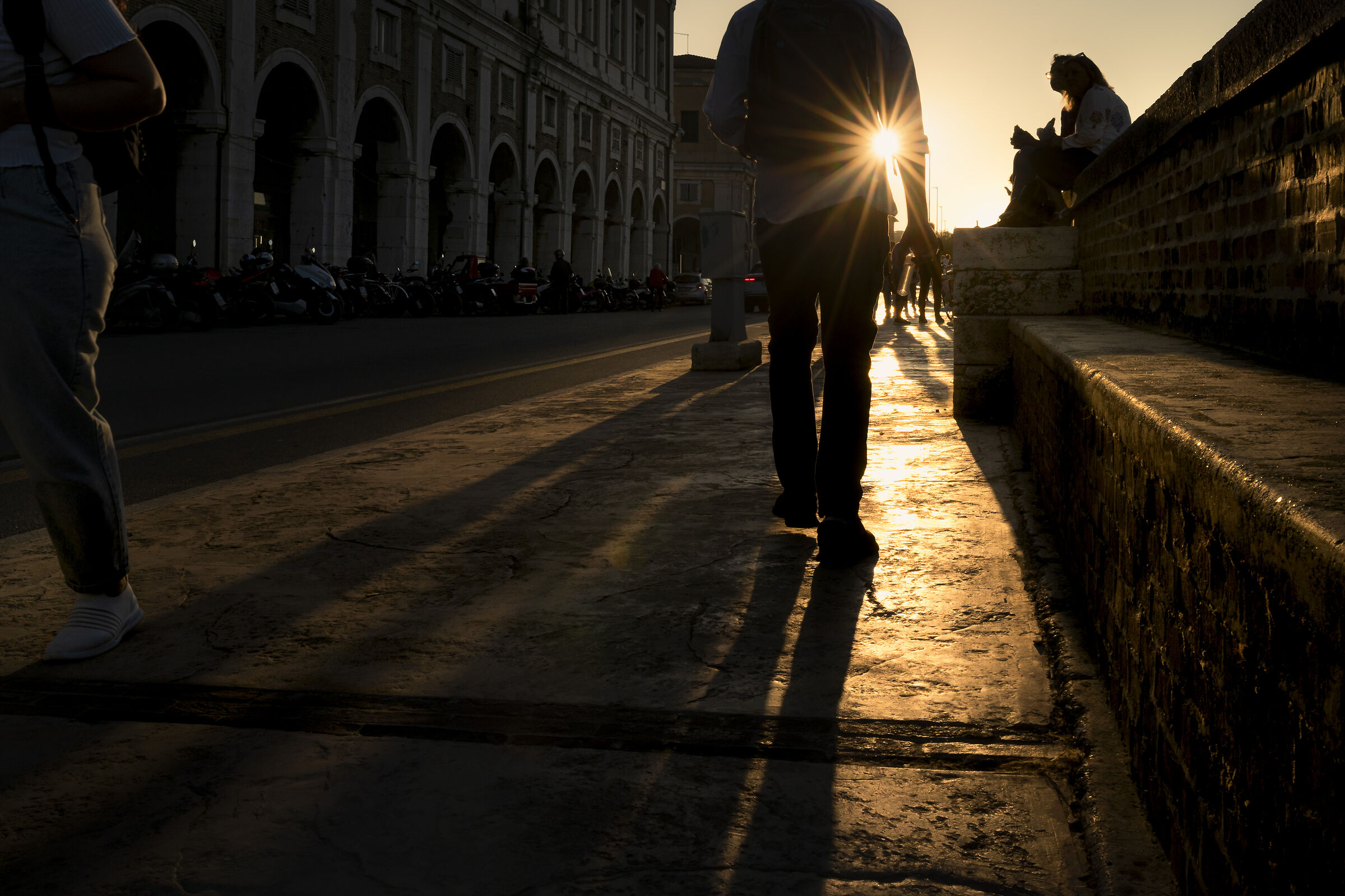 Tramonto lungo i Portici Ercolani a Senigallia