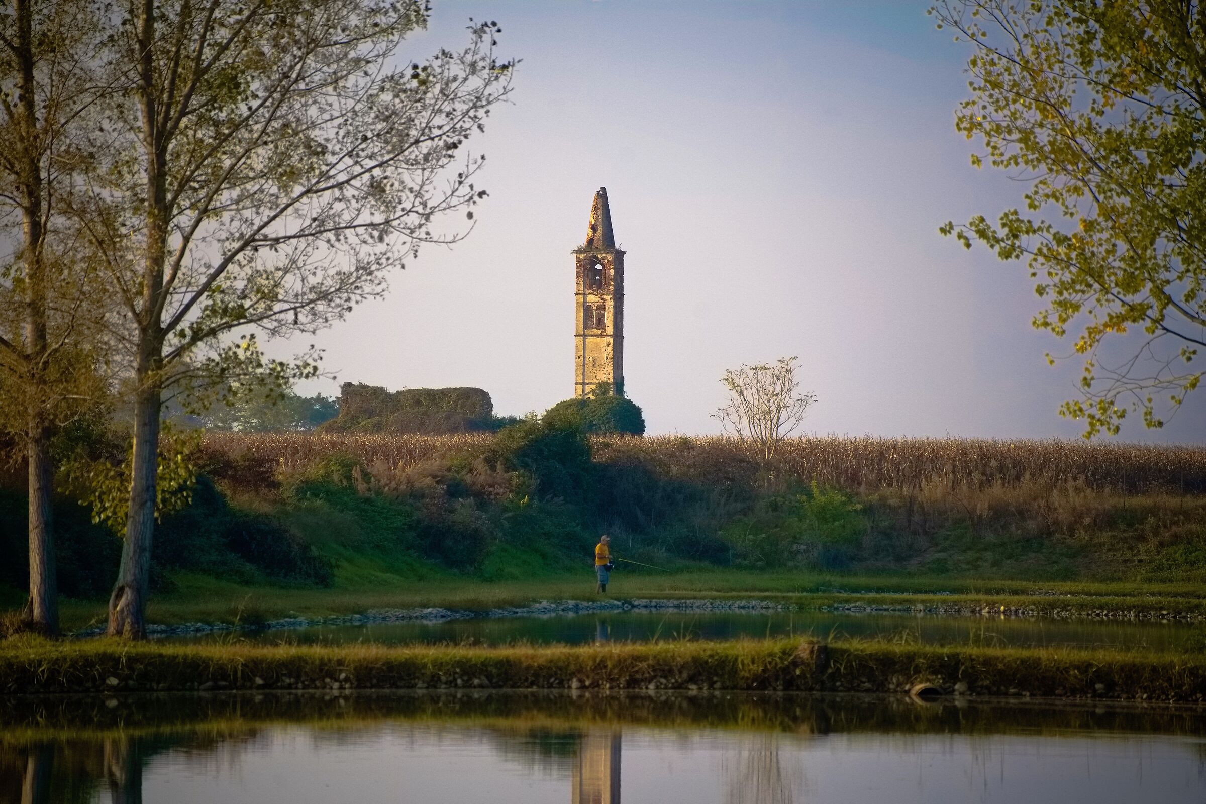 Pesca al di sotto del campanile.