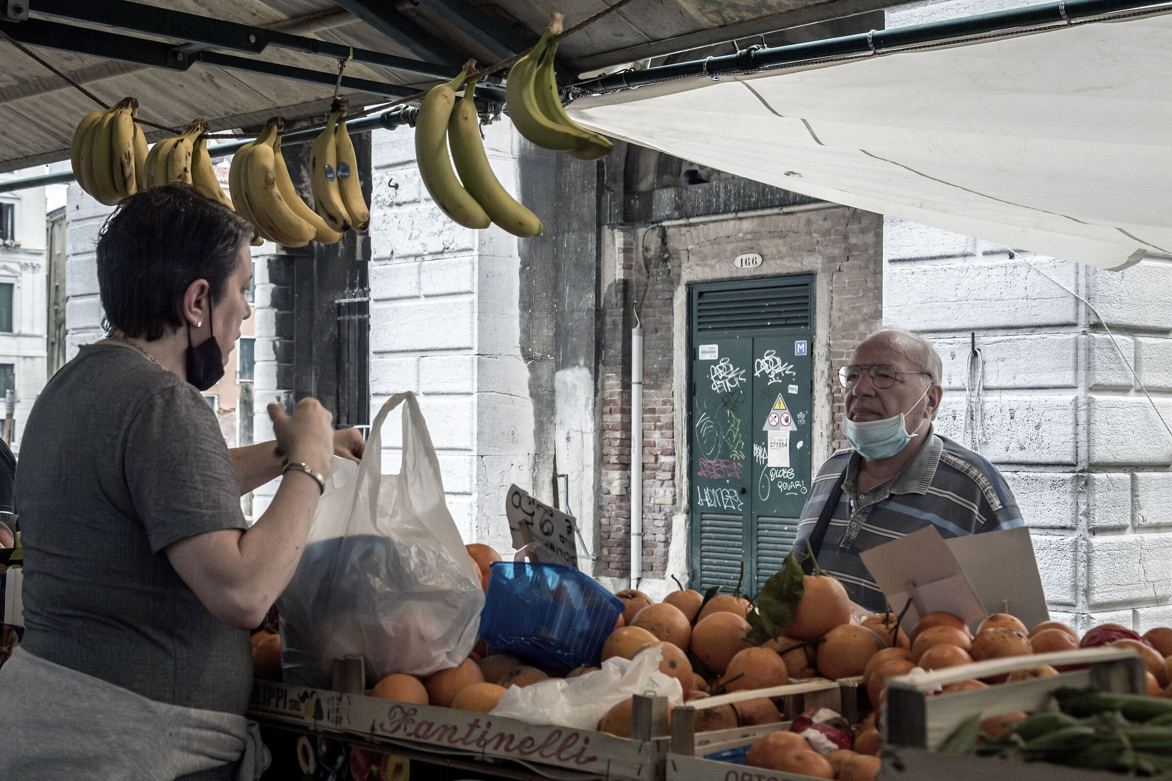 al mercato frutta e verdura