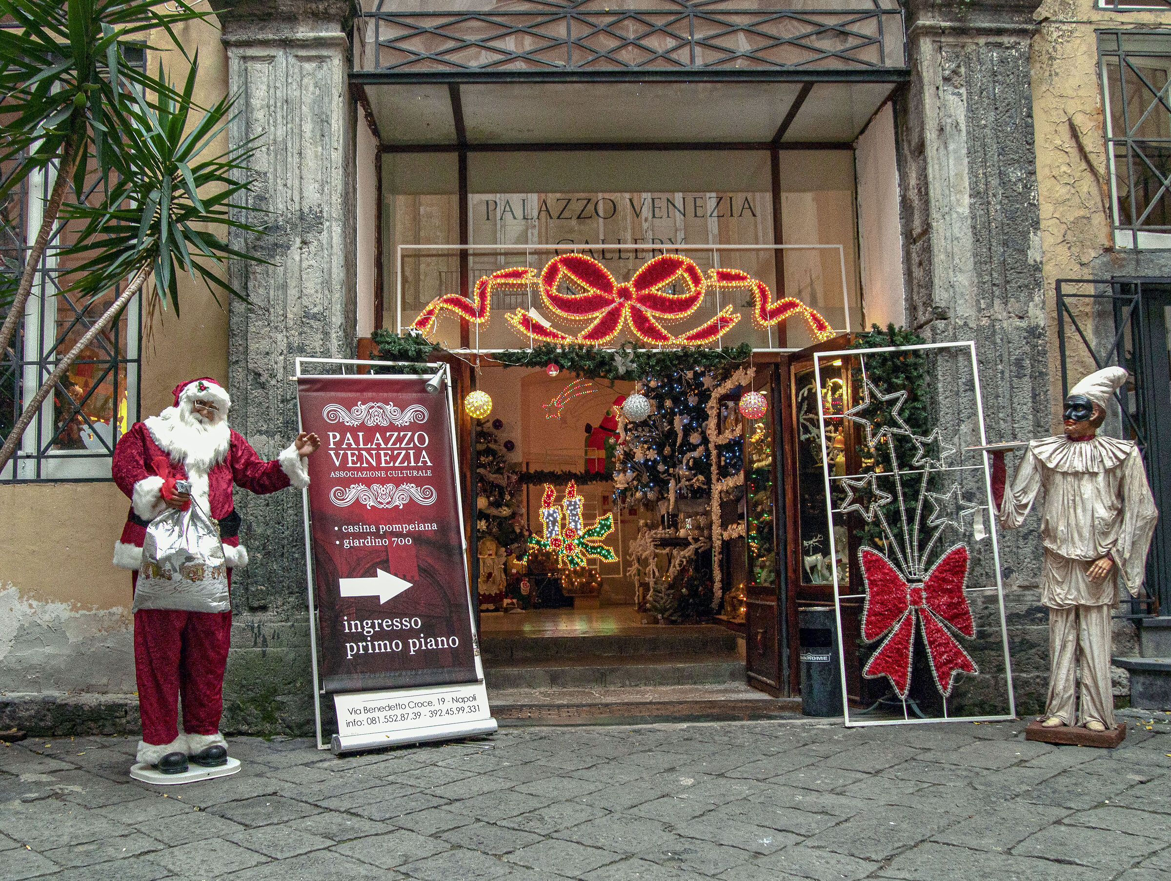 Special guest star Babbo Natale e Pulcinella