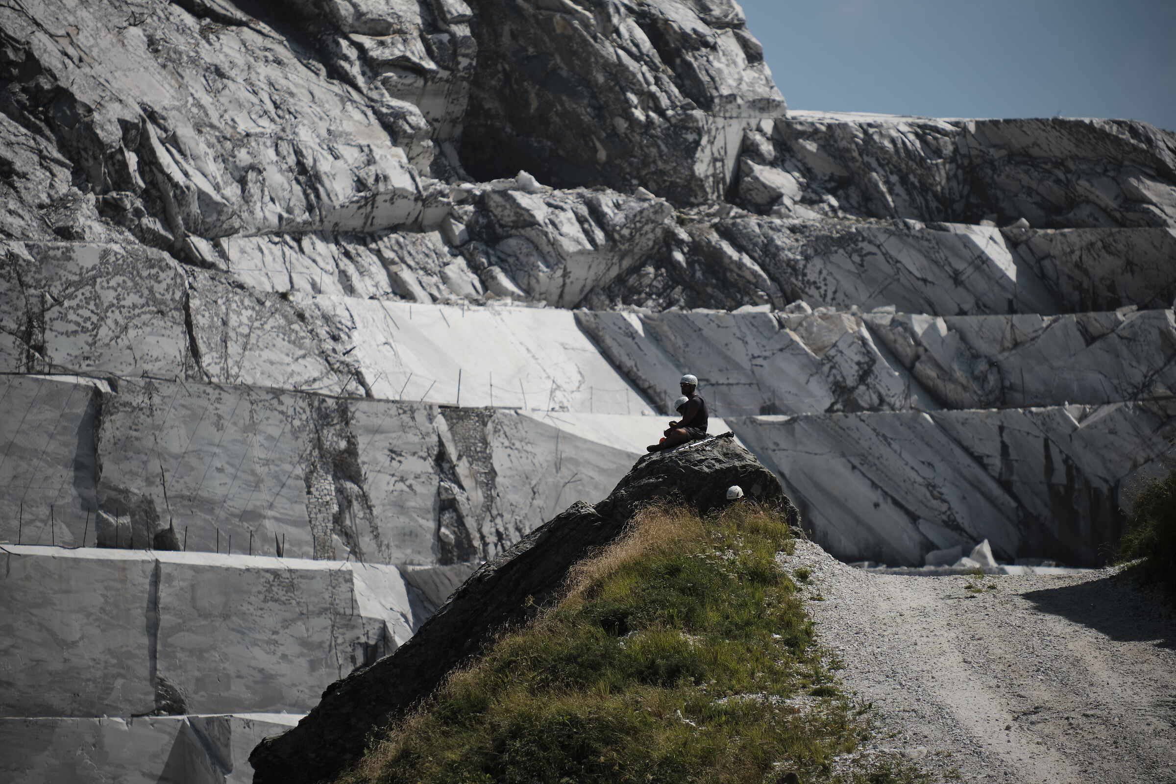 Alpinisti a fine giornata come sfondo le cave