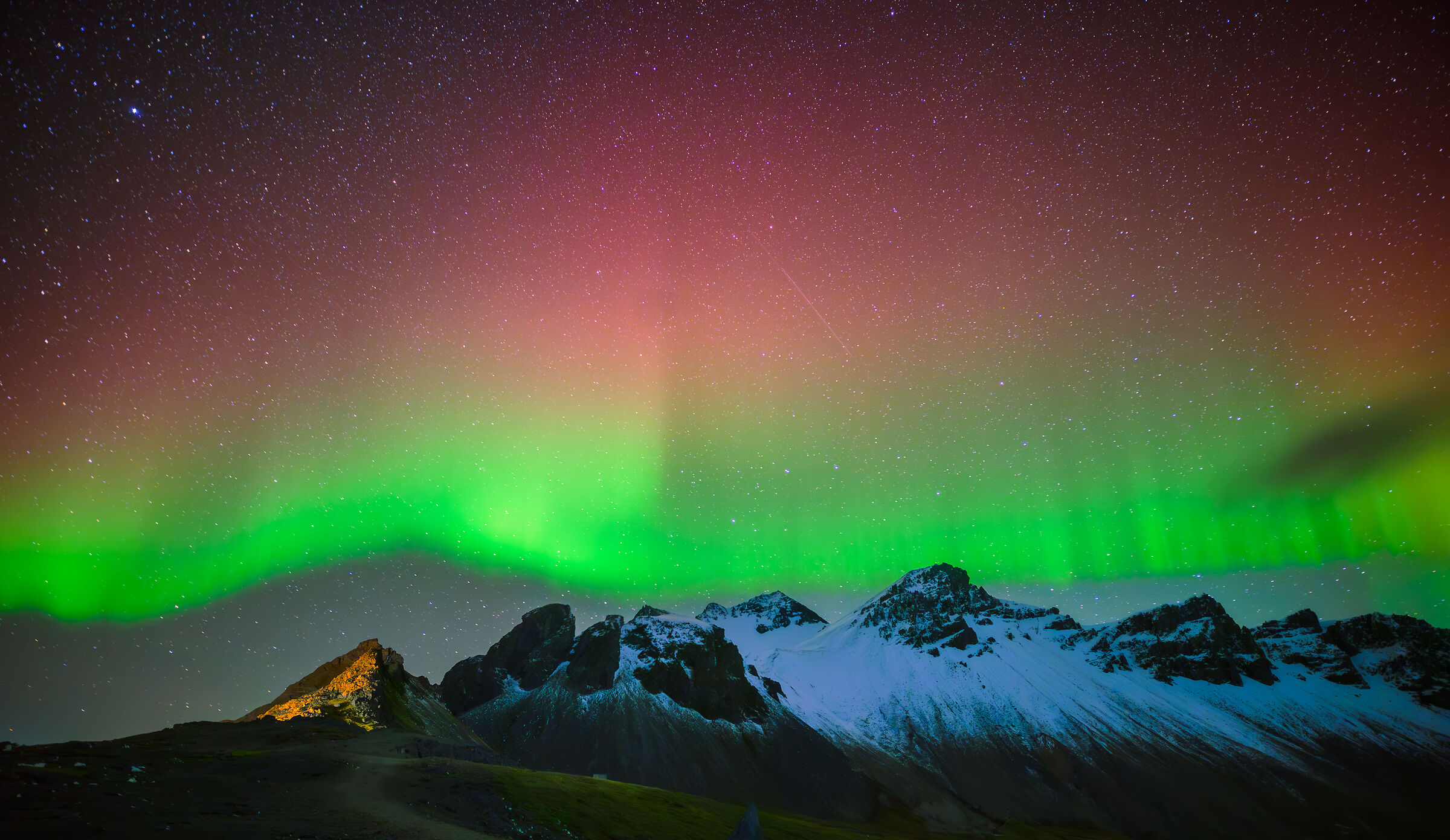 aurora rossa su Stokksnes