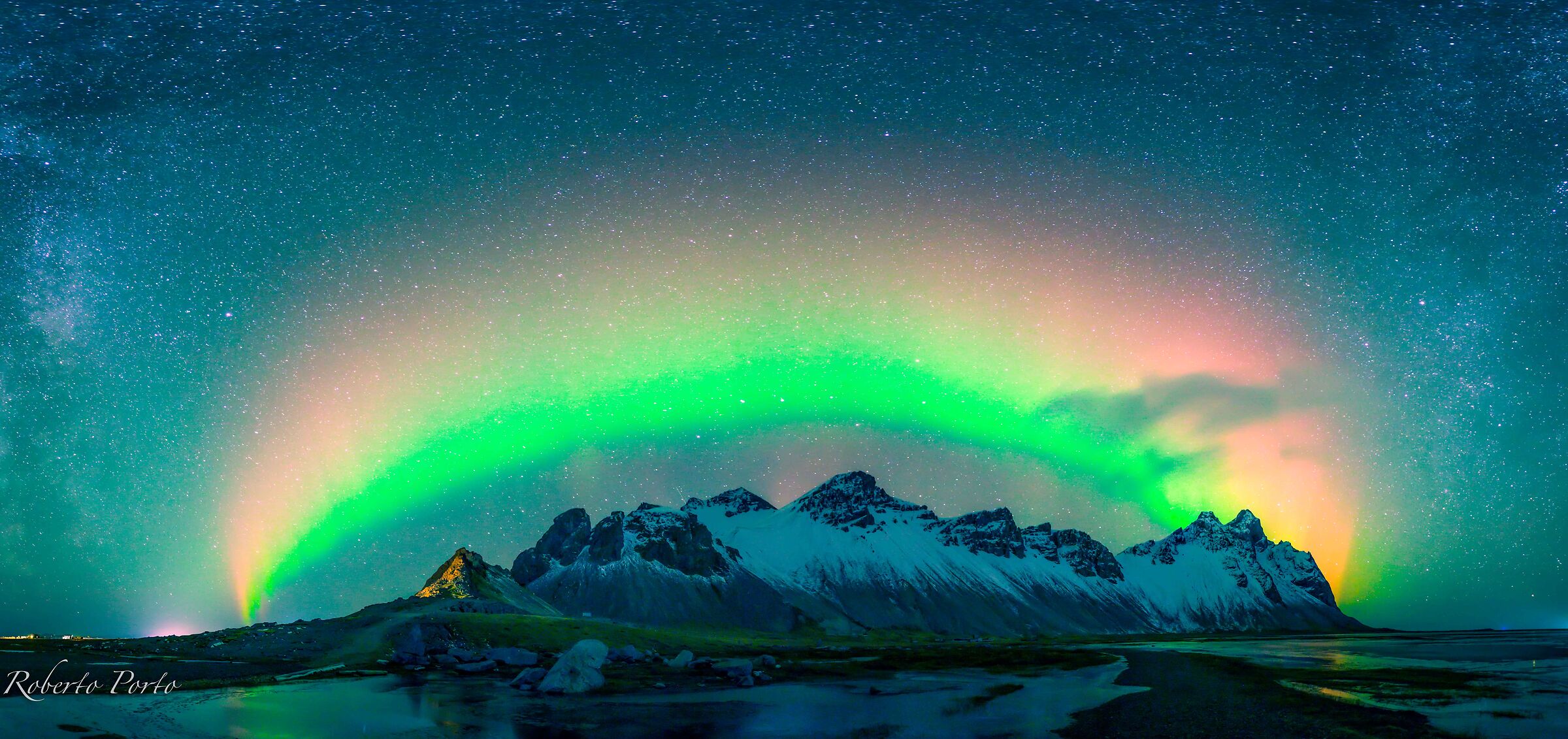 aurora panoramica su Stokksnes